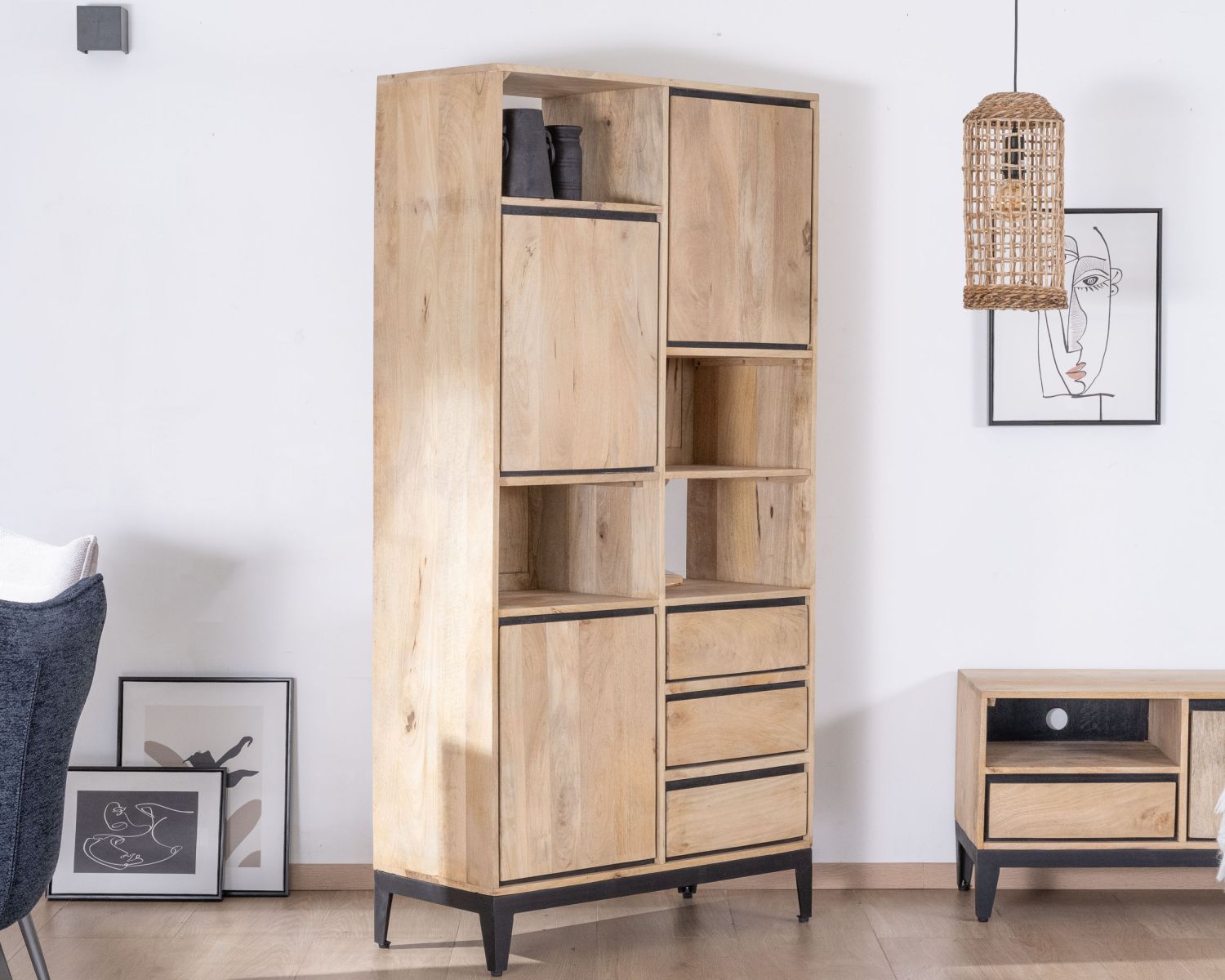 Librería de diseño asimétrico en madera de mango con ribetes negros «Bocca»