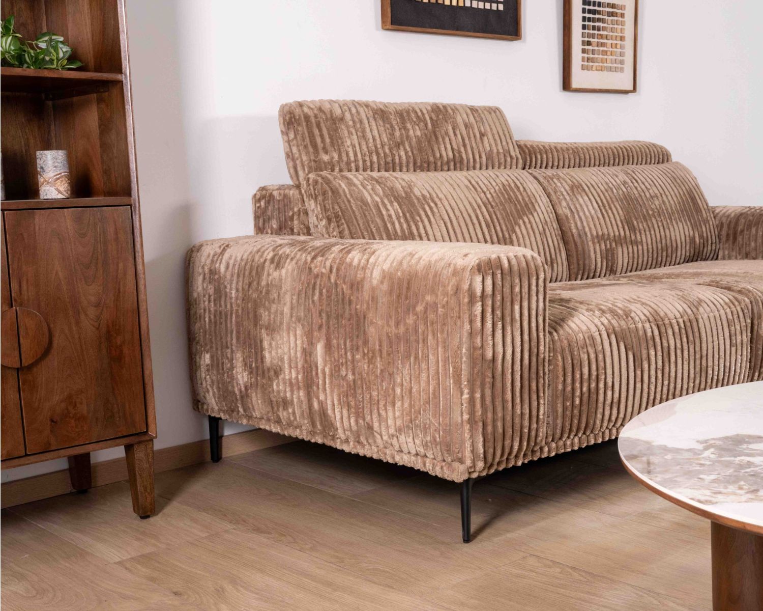 Sofá de 3 plazas de terciopelo con rayas anchas de color camel «Utsun» y reposacabezas abatibles