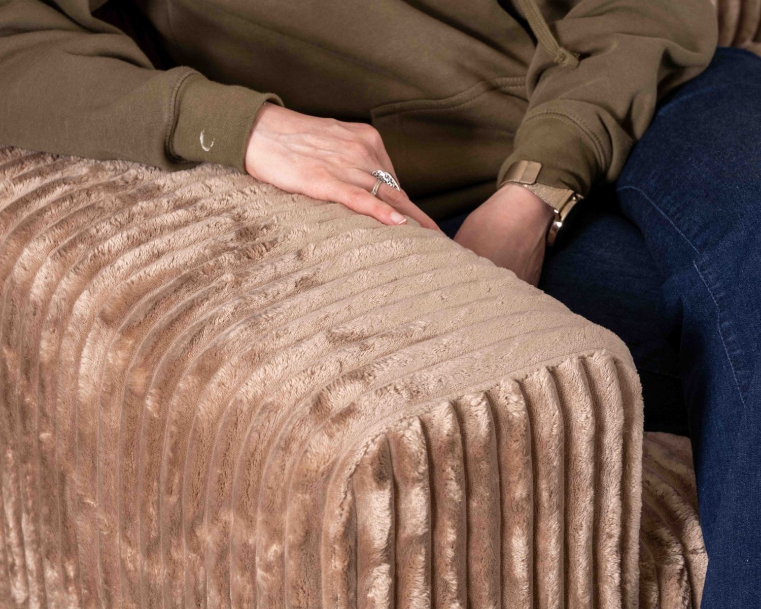 Sofá de 3 plazas de terciopelo con rayas anchas de color camel «Utsun» y reposacabezas abatibles