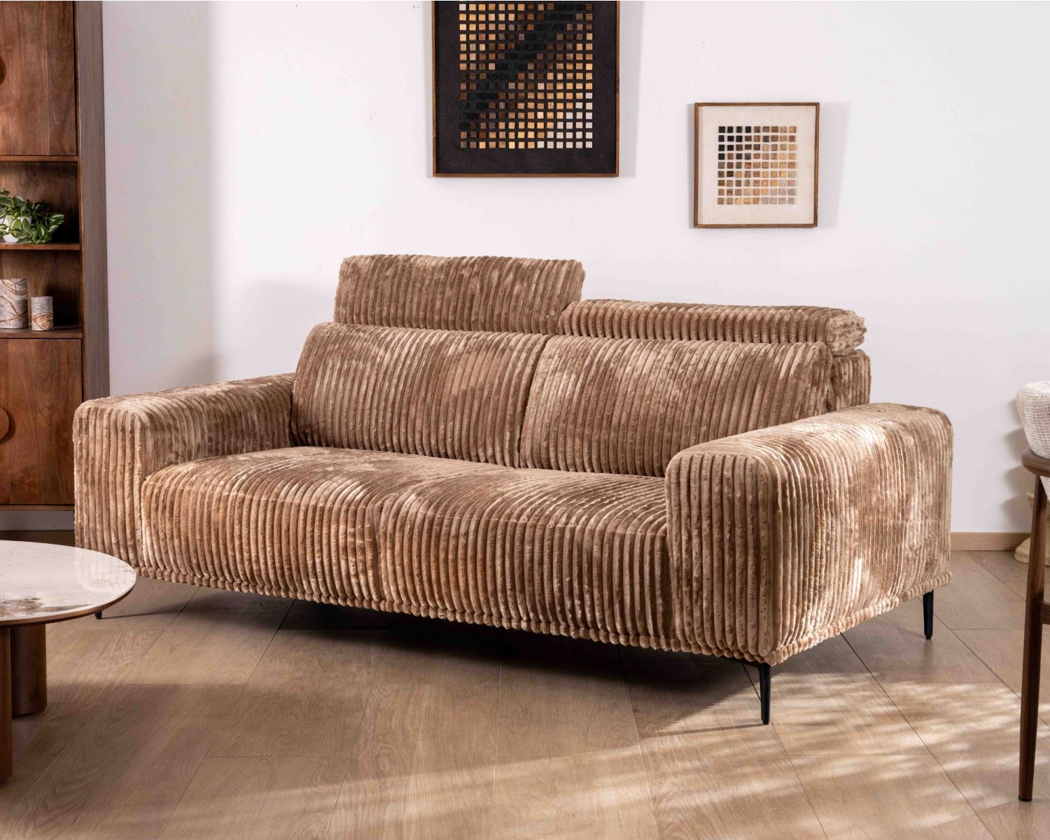 Sofá de 3 plazas de terciopelo con rayas anchas de color camel «Utsun» y reposacabezas abatibles