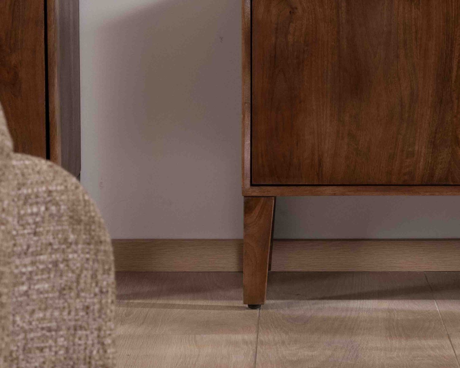 Mueble para la tele de estilo neorretro en madera maciza de mango oscuro, 150 cm, «Kaldo»