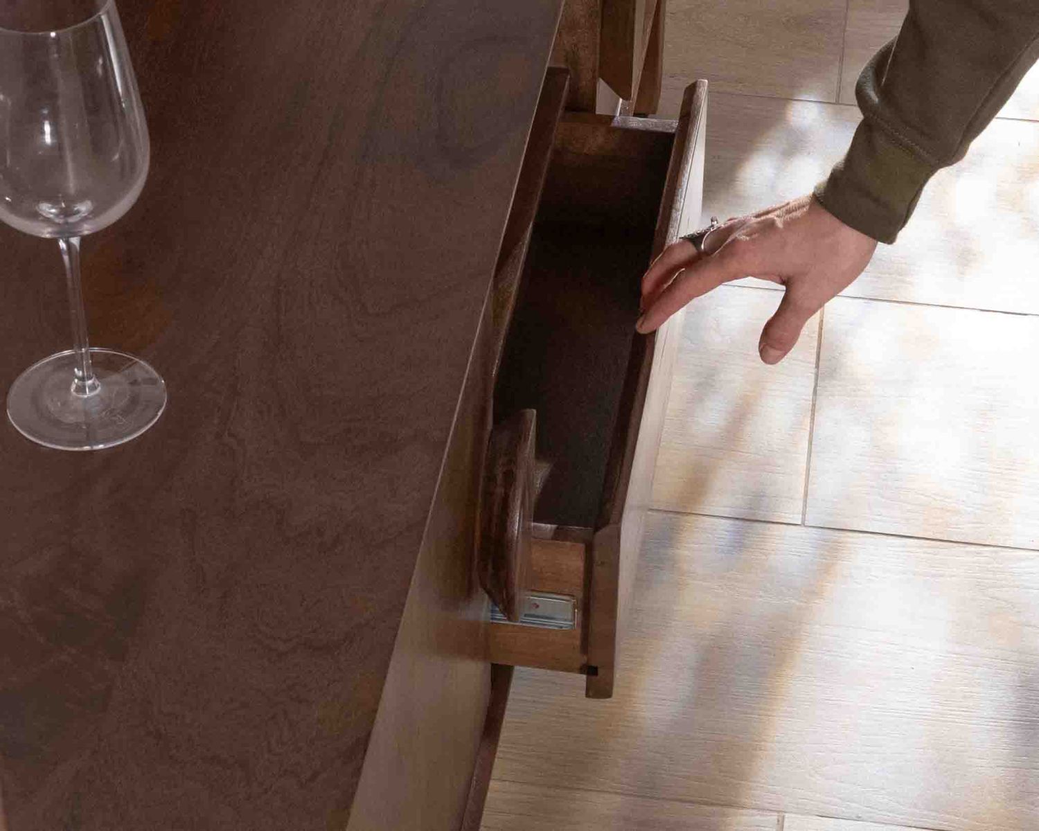 Mueble para la tele de estilo neorretro en madera maciza de mango oscuro, 150 cm, «Kaldo»