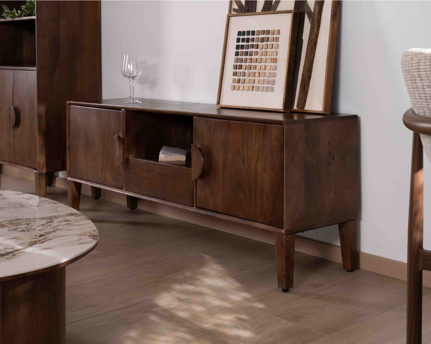 Mueble para la tele de estilo neorretro en madera maciza de mango oscuro, 150 cm, «Kaldo»