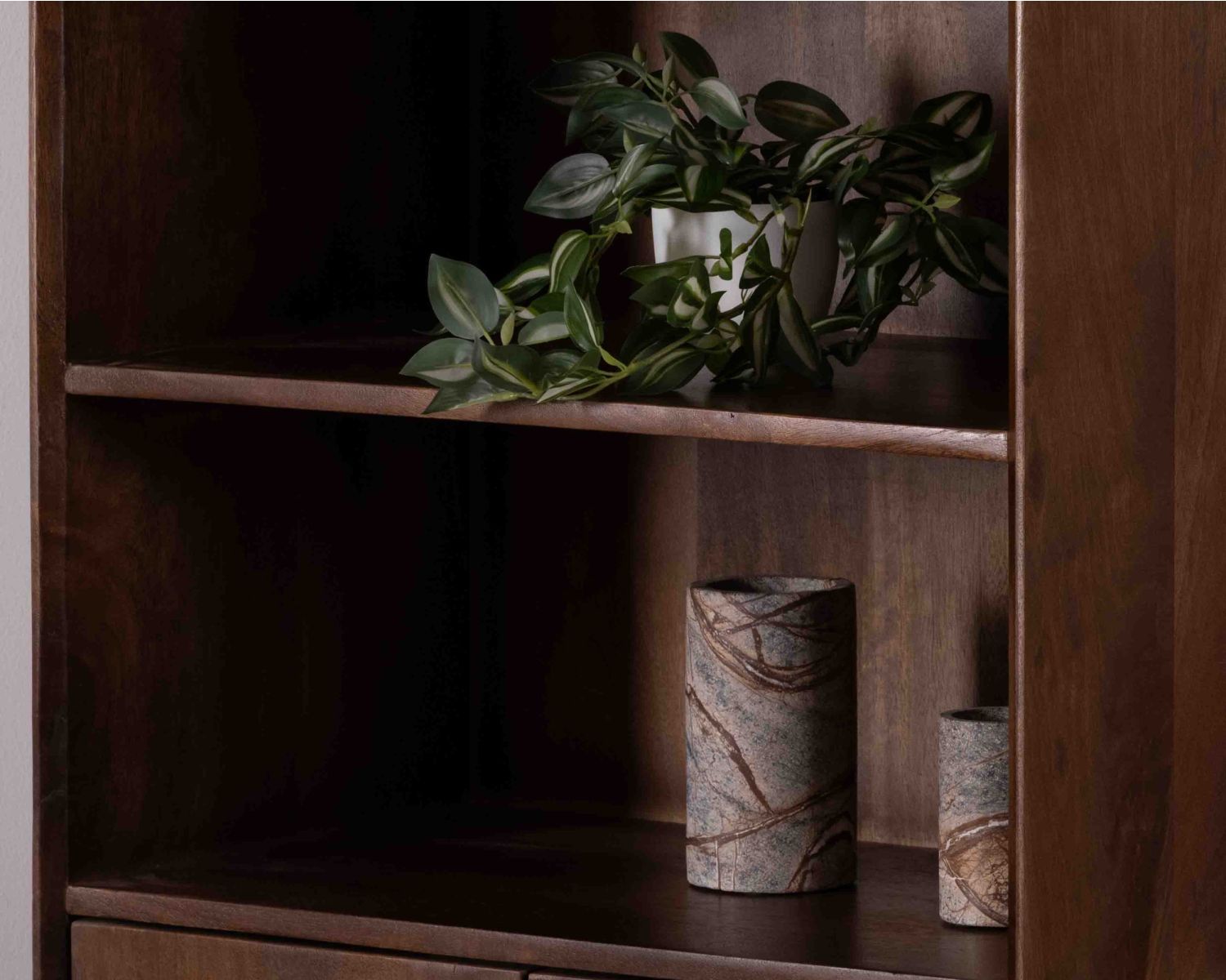 Estantería retro de madera maciza de mango oscuro, 60 cm, «Kaldo», estilo mid-century