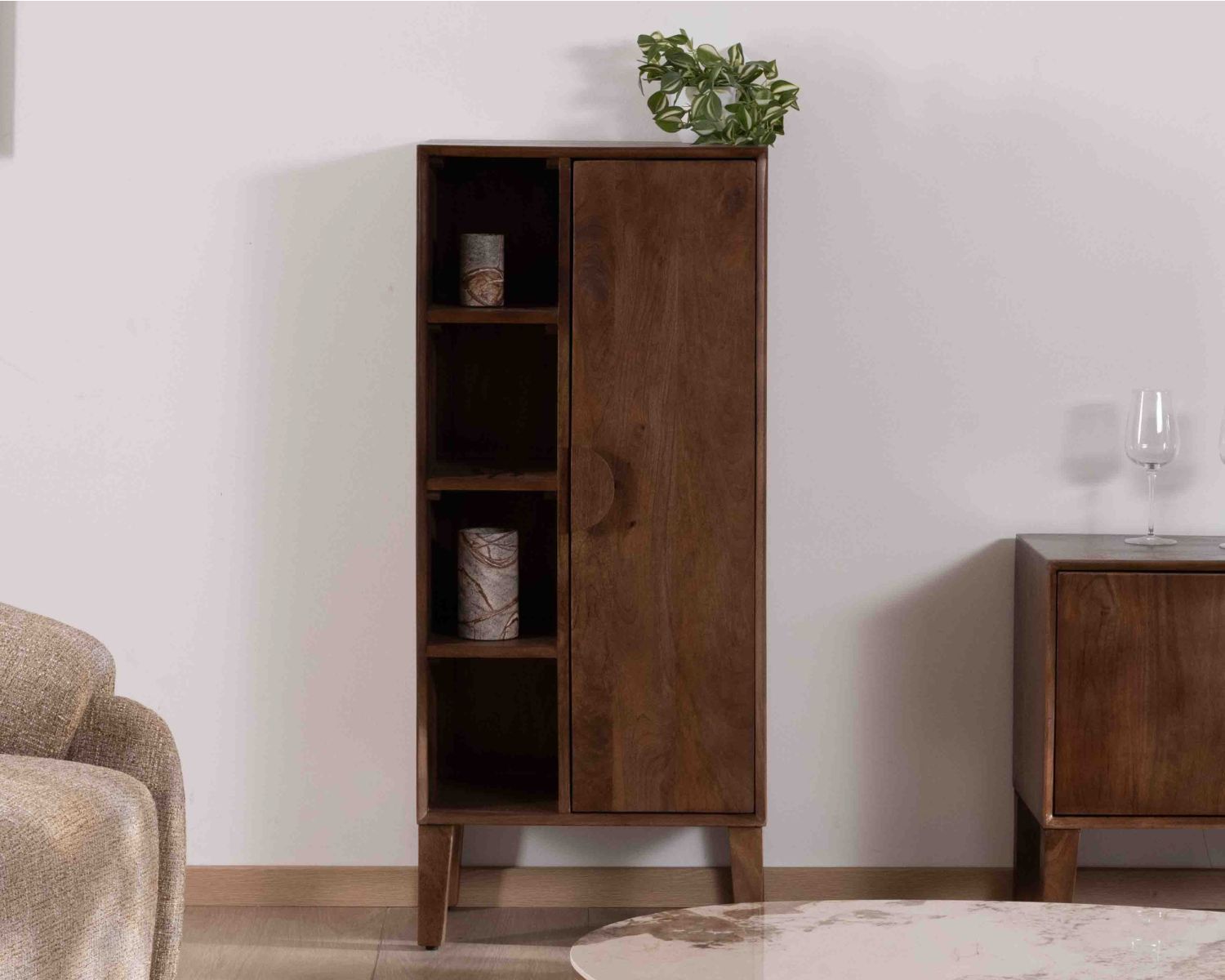 Mueble bajo de almacenamiento de madera maciza de mango oscuro «Kaldo», estilo retro escandinavo