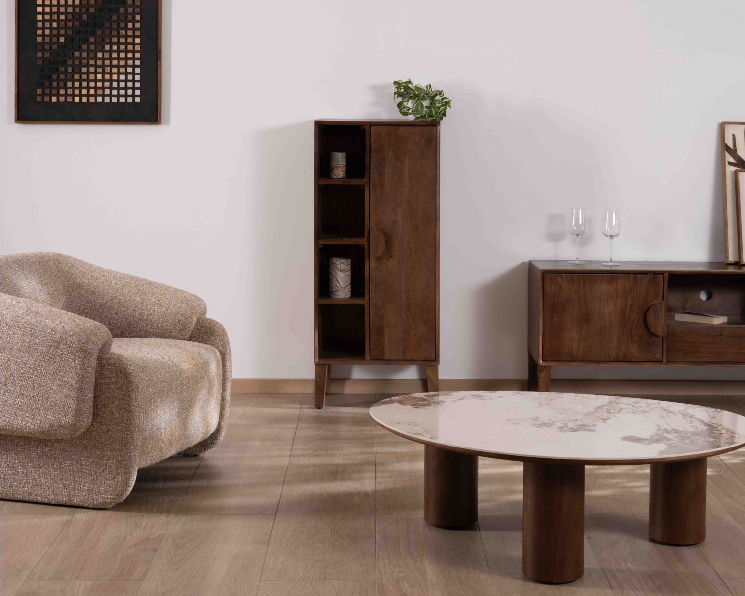 Mueble bajo de almacenamiento de madera maciza de mango oscuro «Kaldo», estilo retro escandinavo