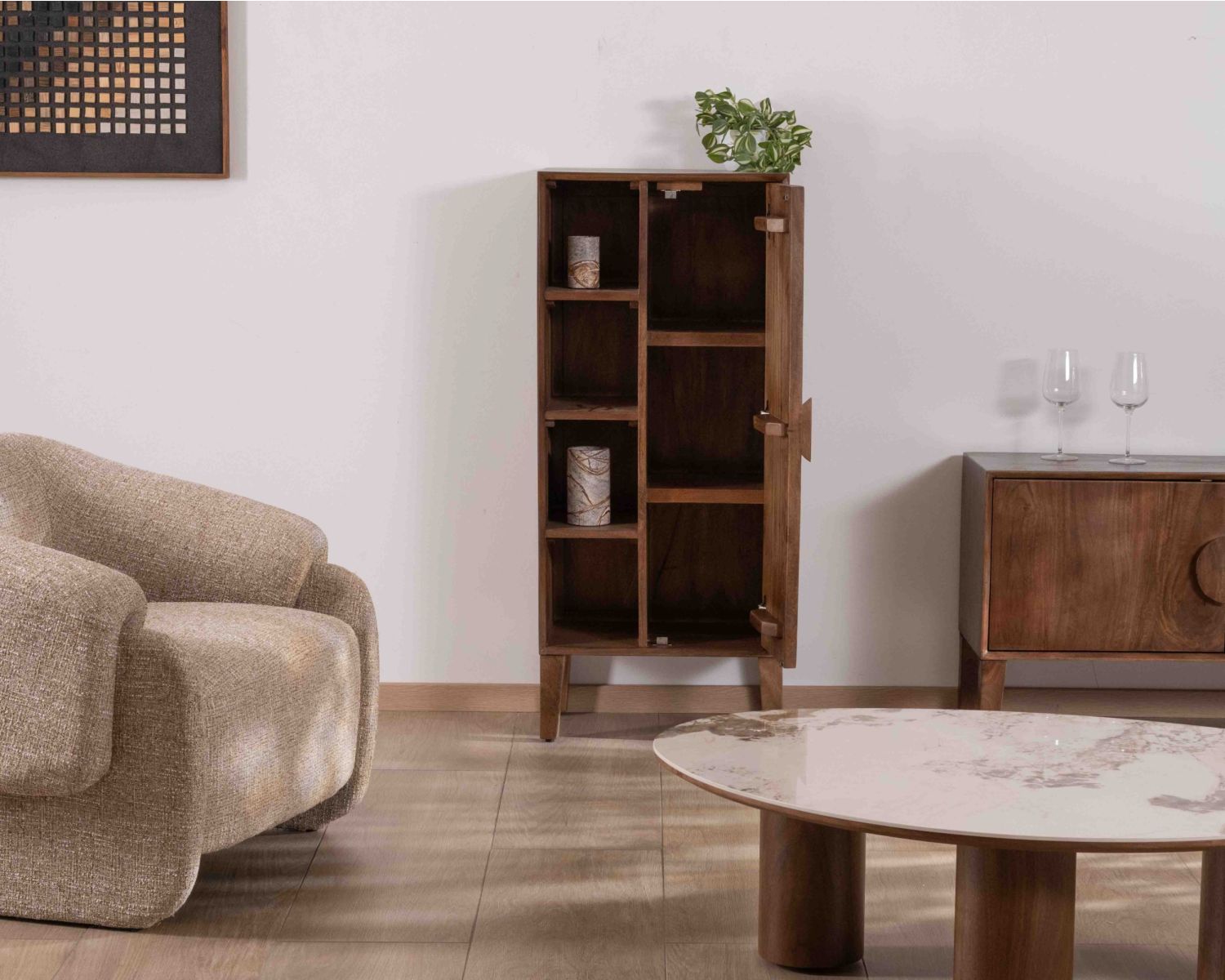 Mueble bajo de almacenamiento de madera maciza de mango oscuro «Kaldo», estilo retro escandinavo