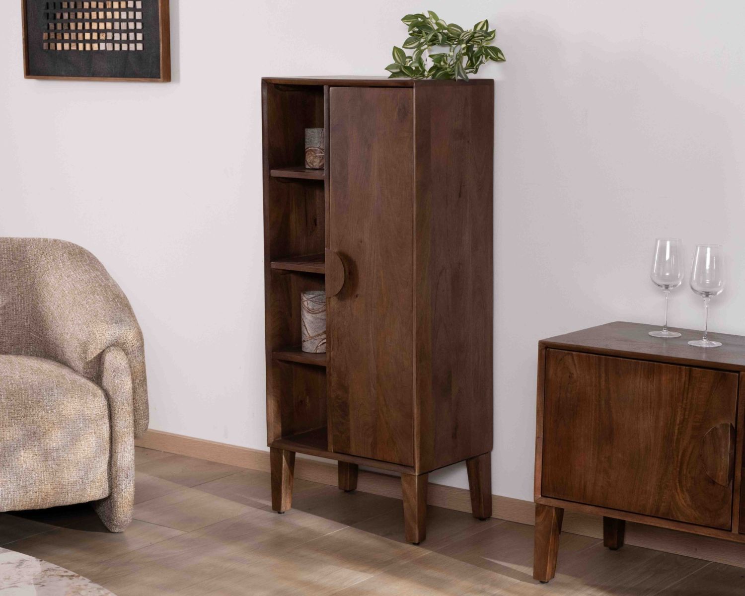 Mueble bajo de almacenamiento de madera maciza de mango oscuro «Kaldo», estilo retro escandinavo
