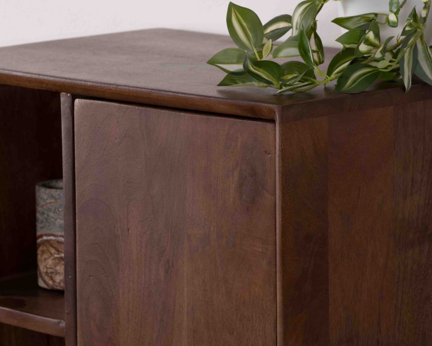 Mueble bajo de almacenamiento de madera maciza de mango oscuro «Kaldo», estilo retro escandinavo