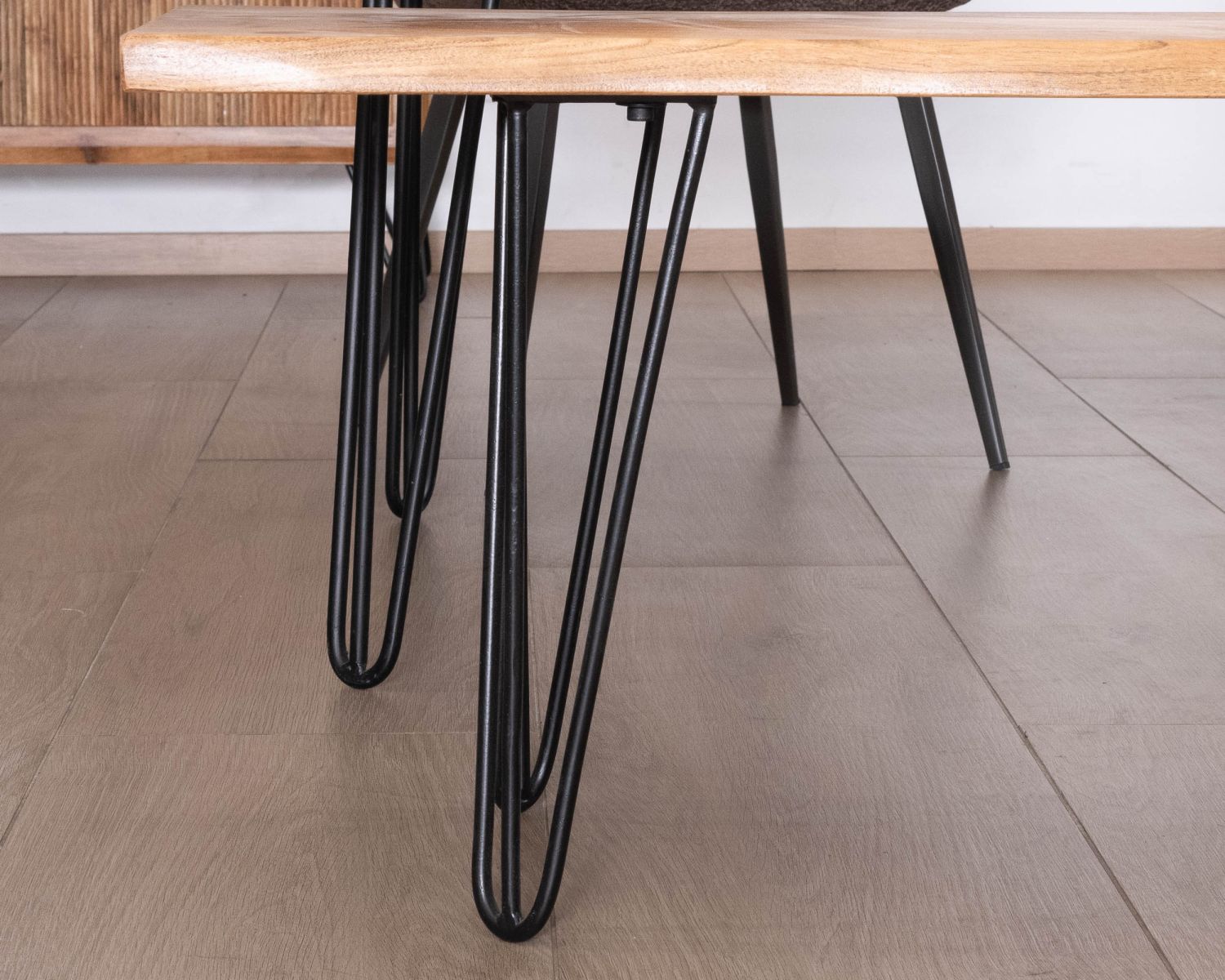 Banco de diseño minimalista de 160 cm, de madera de acacia y patas de metal «Wendy»