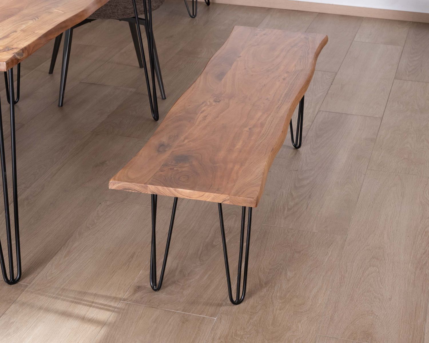 Banco de diseño minimalista de 160 cm, de madera de acacia y patas de metal «Wendy»