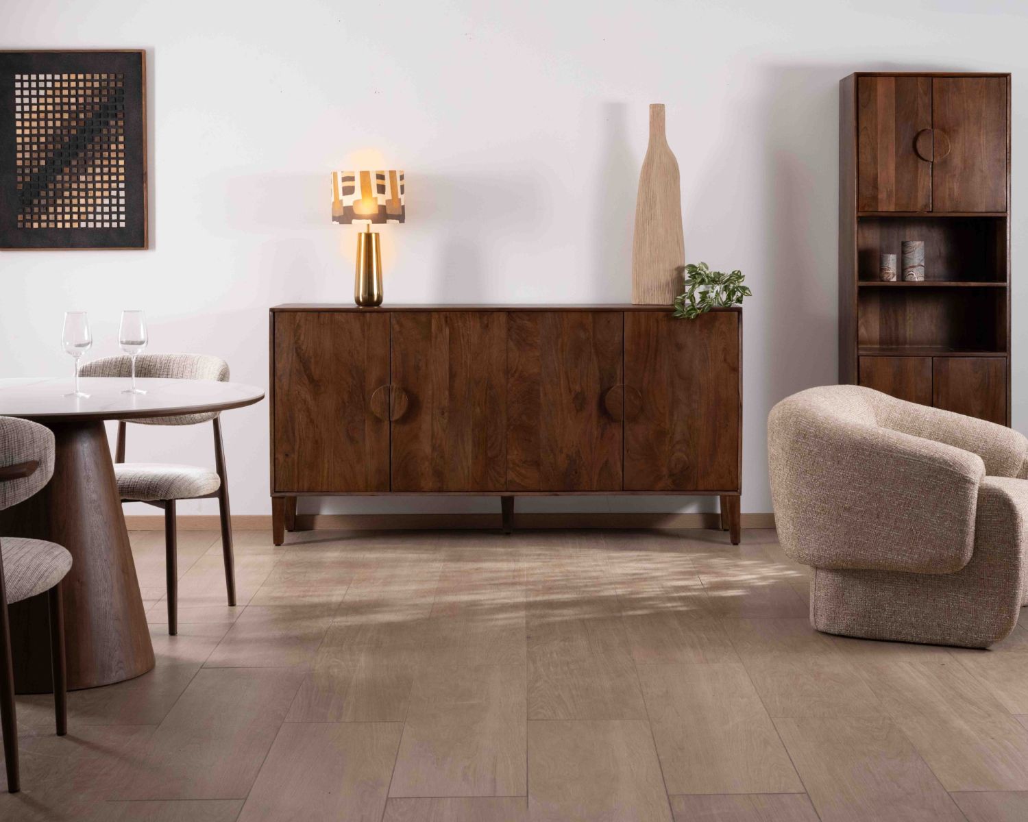 Aparador retro de 4 puertas en madera maciza de mango oscuro, 180 cm, modelo «Kaldo», estilo mid-century