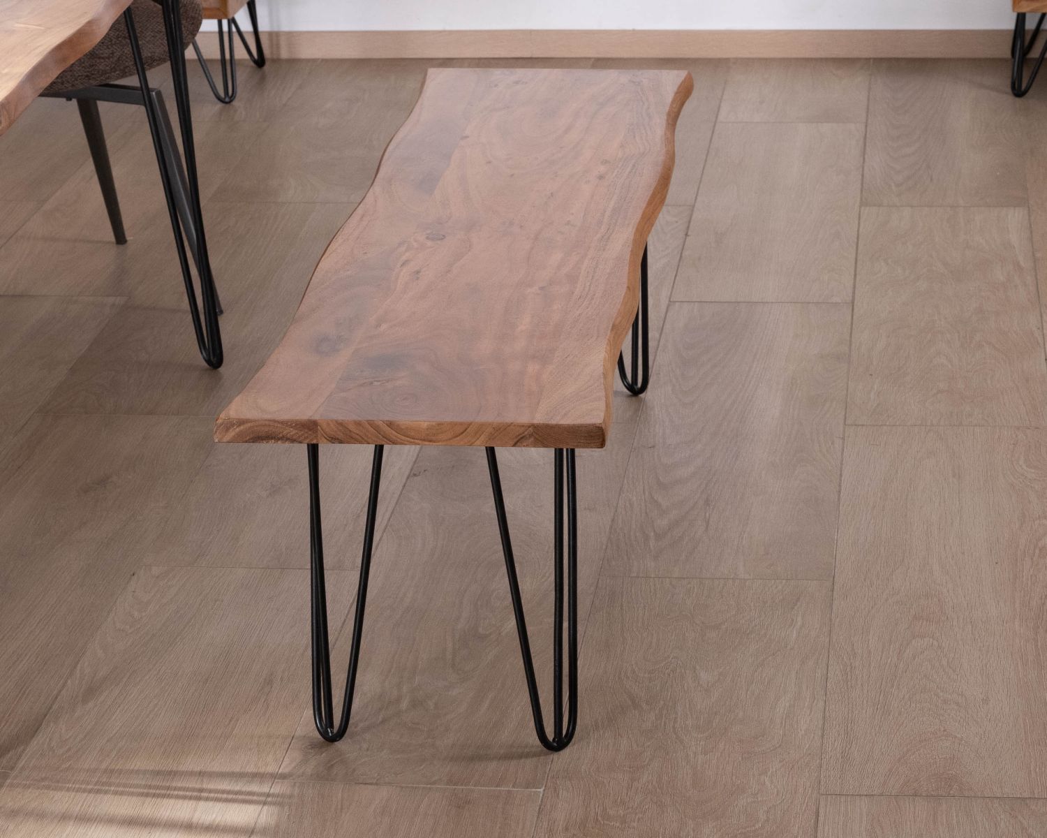 Banco de diseño minimalista de 160 cm, de madera de acacia y patas de metal «Wendy»