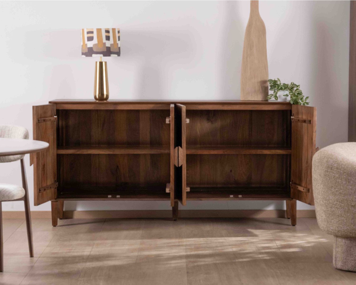 Aparador retro de 4 puertas en madera maciza de mango oscuro, 180 cm, modelo «Kaldo», estilo mid-century