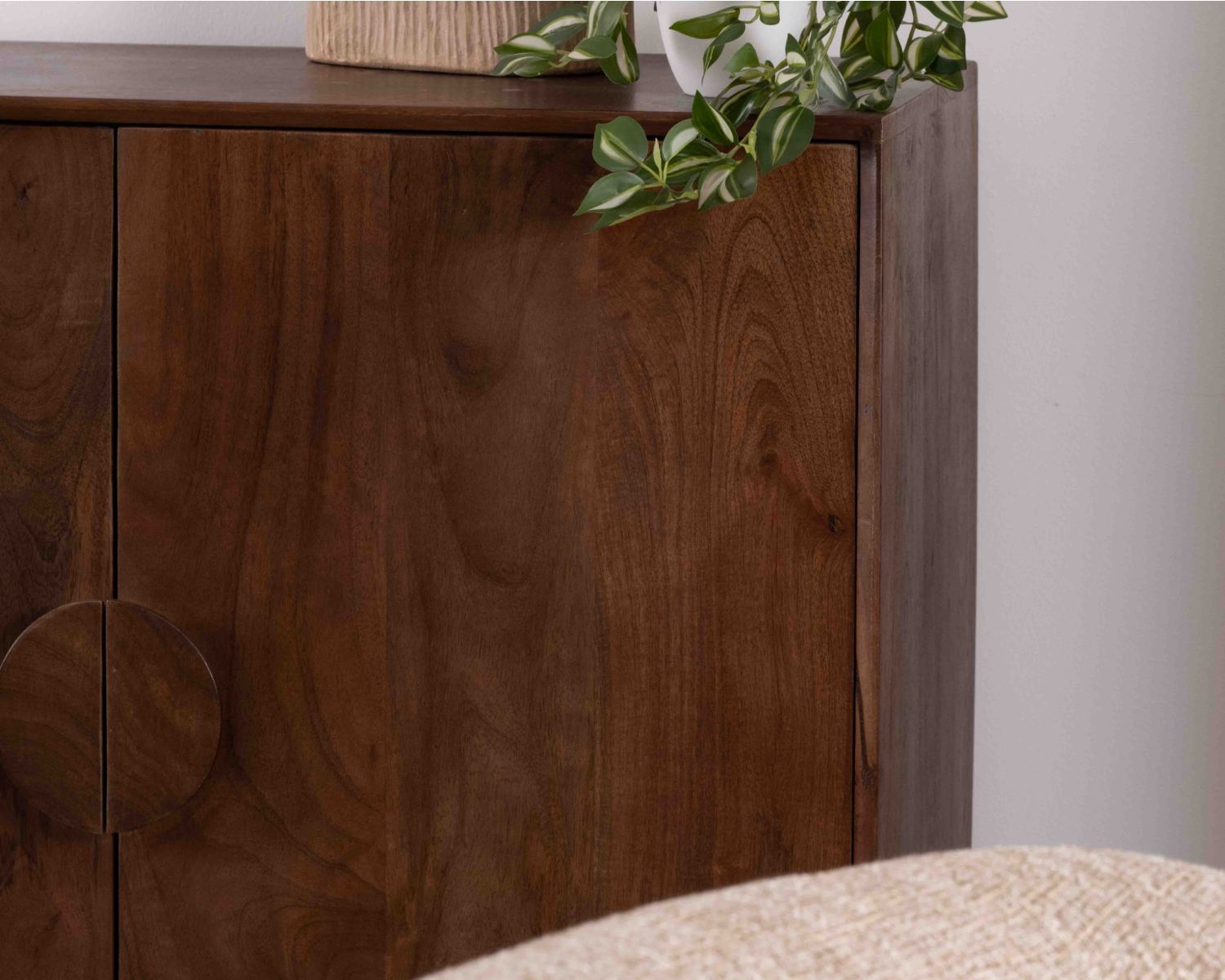 Aparador retro de 4 puertas en madera maciza de mango oscuro, 180 cm, modelo «Kaldo», estilo mid-century