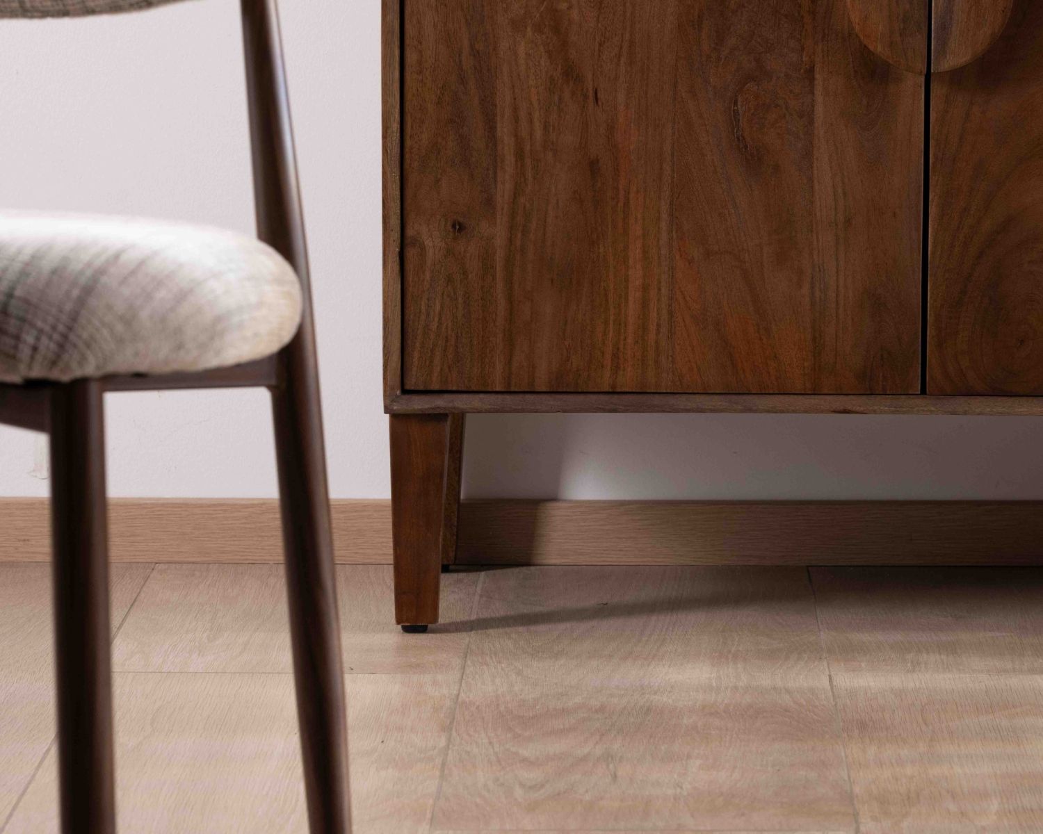 Aparador retro de 4 puertas en madera maciza de mango oscuro, 180 cm, modelo «Kaldo», estilo mid-century