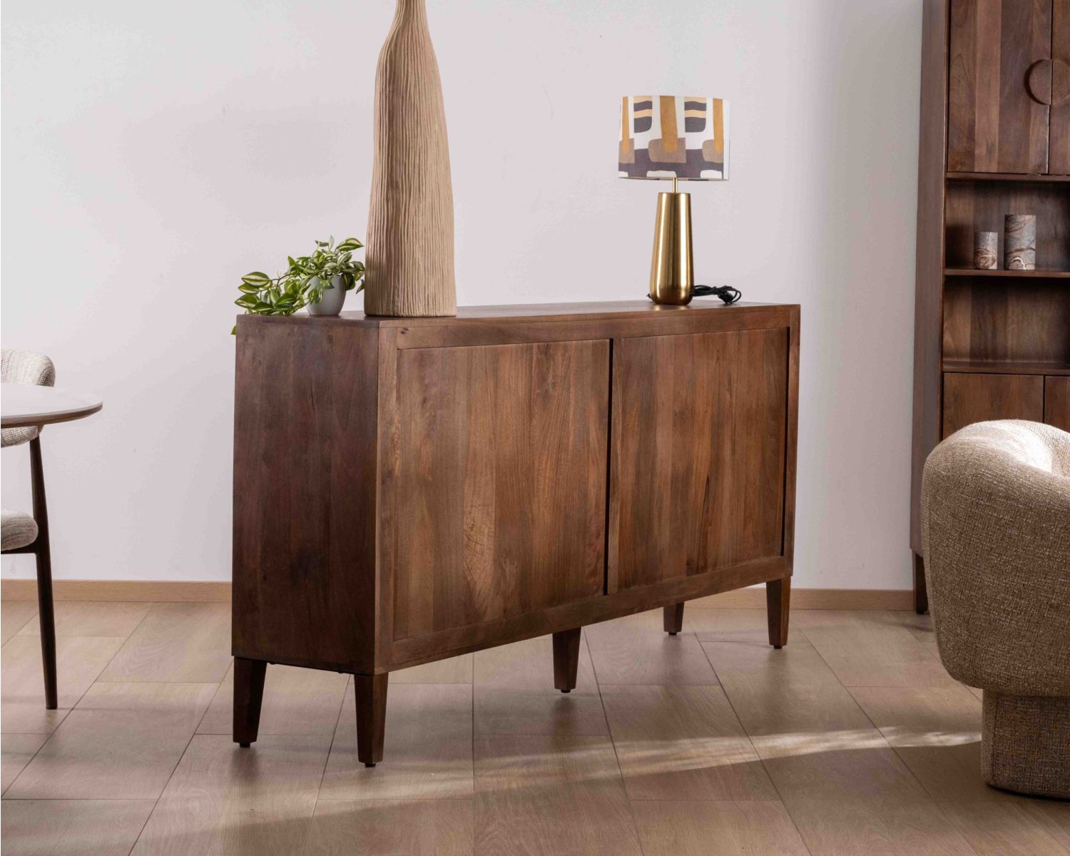 Aparador retro de 4 puertas en madera maciza de mango oscuro, 180 cm, modelo «Kaldo», estilo mid-century