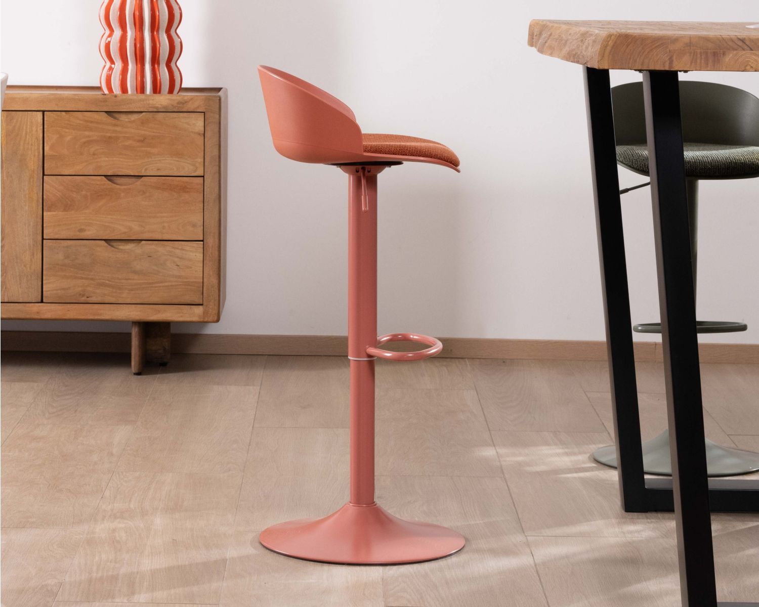 Trona de diseño minimalista en color terracota «Oja», con asiento regulable en altura
