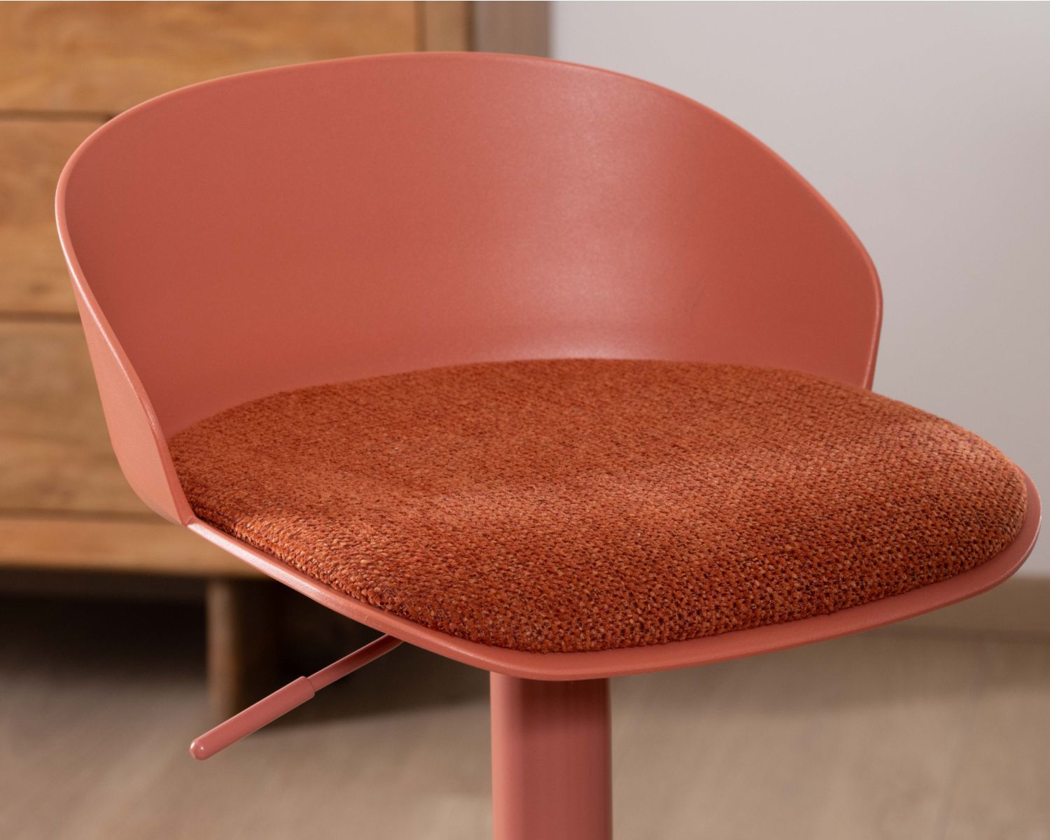 Trona de diseño minimalista en color terracota «Oja», con asiento regulable en altura