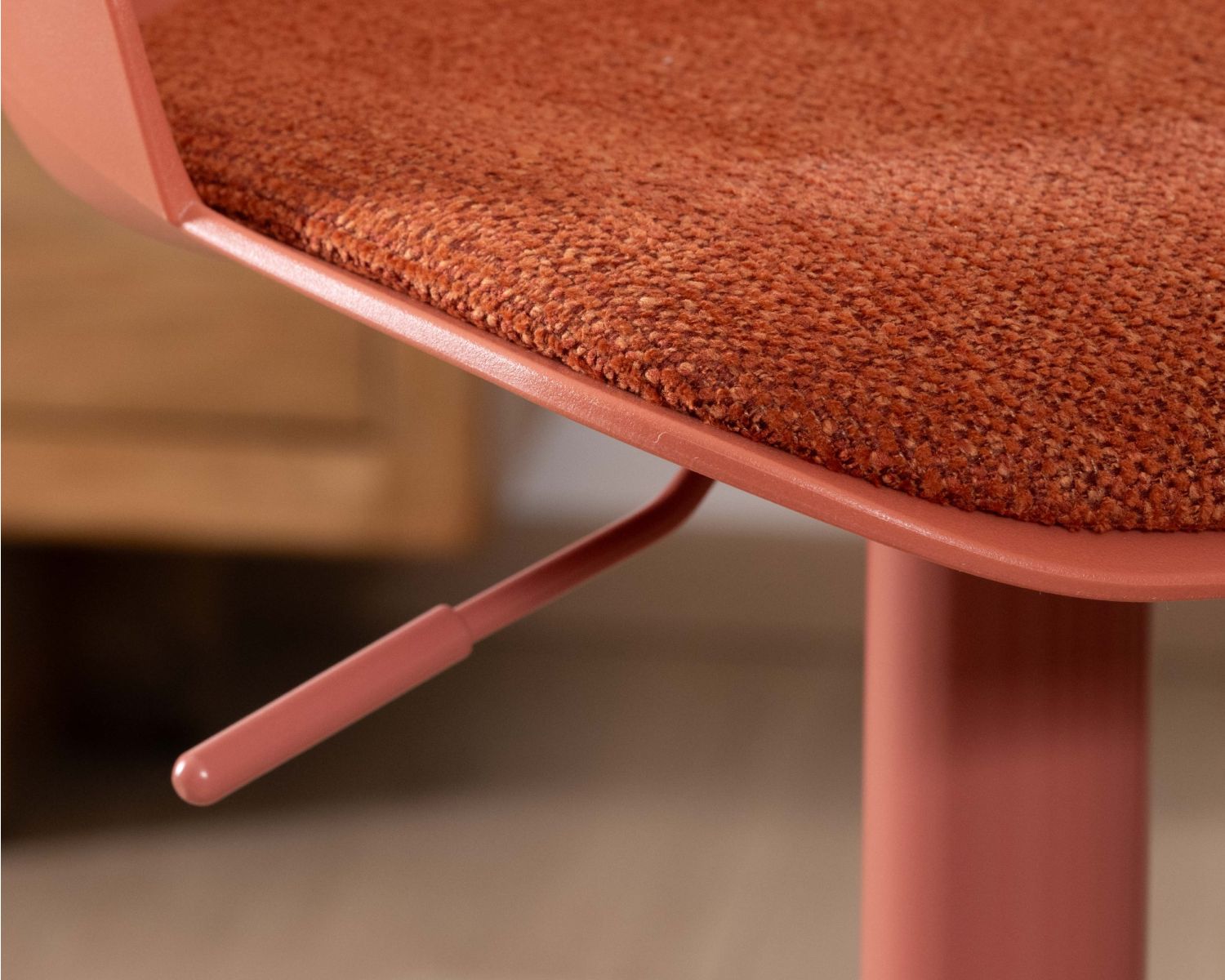 Trona de diseño minimalista en color terracota «Oja», con asiento regulable en altura