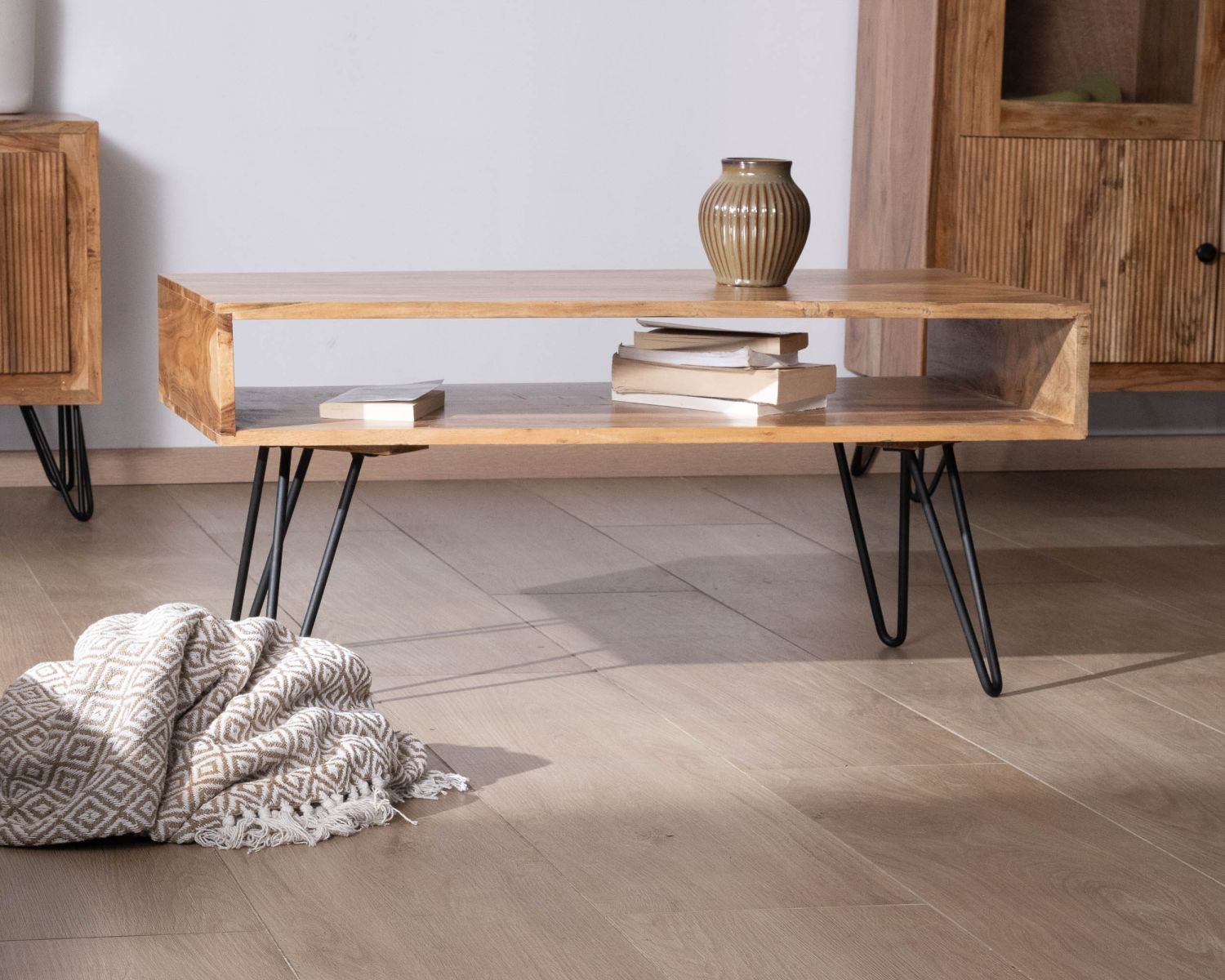 Mesa de salón de líneas sencillas con tablero de acacia y hueco central «Wendy»