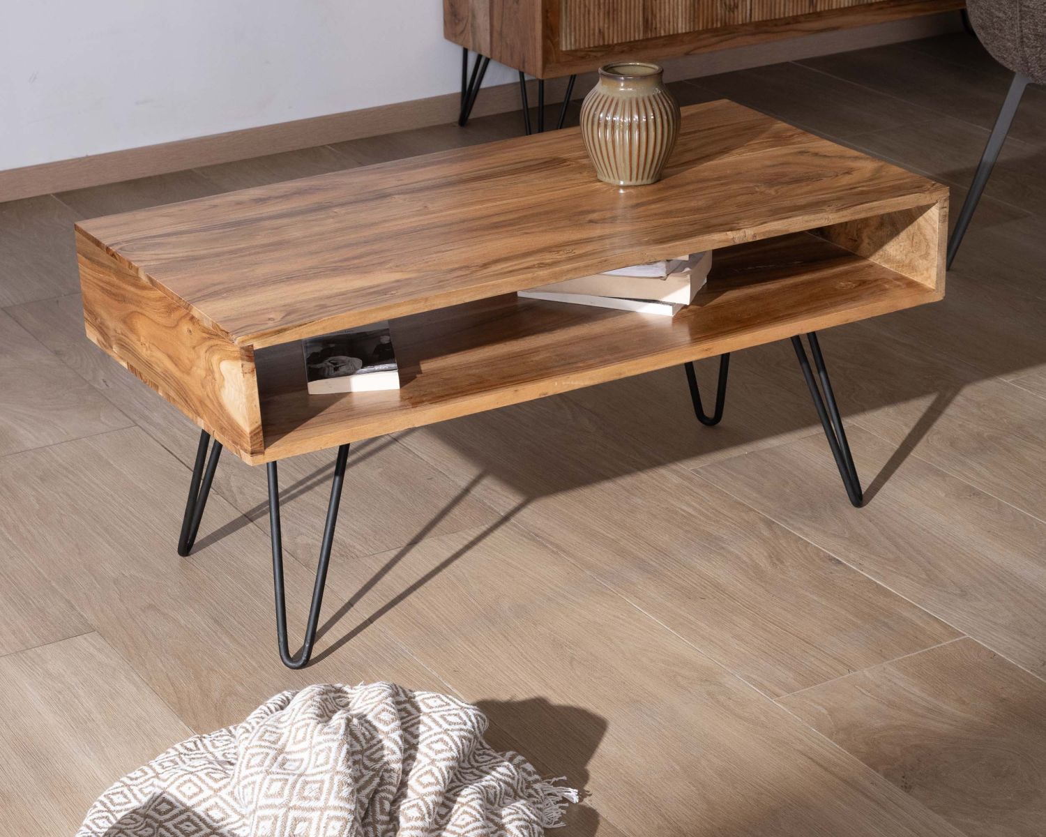 Mesa de salón de líneas sencillas con tablero de acacia y hueco central «Wendy»