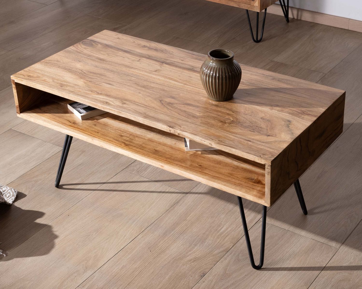 Mesa de salón de líneas sencillas con tablero de acacia y hueco central «Wendy»