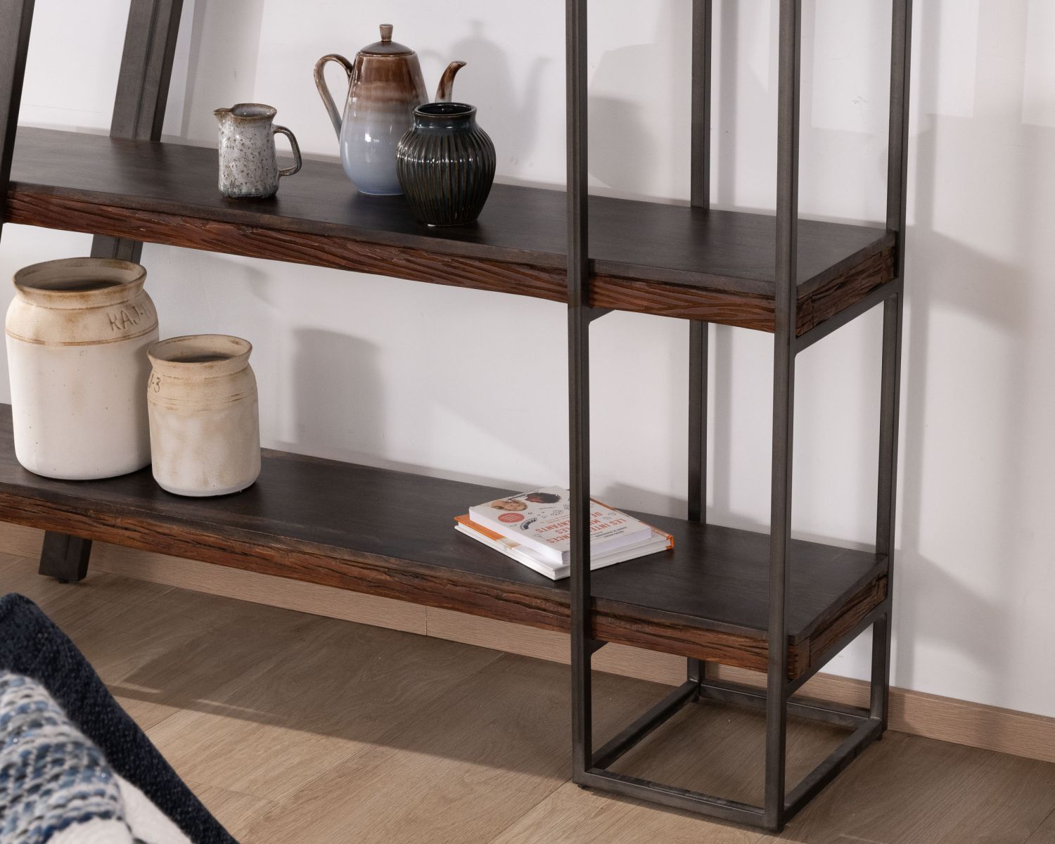 Librería de diseño minimalista en acacia y metal «Crescendo», de 4 estantes
