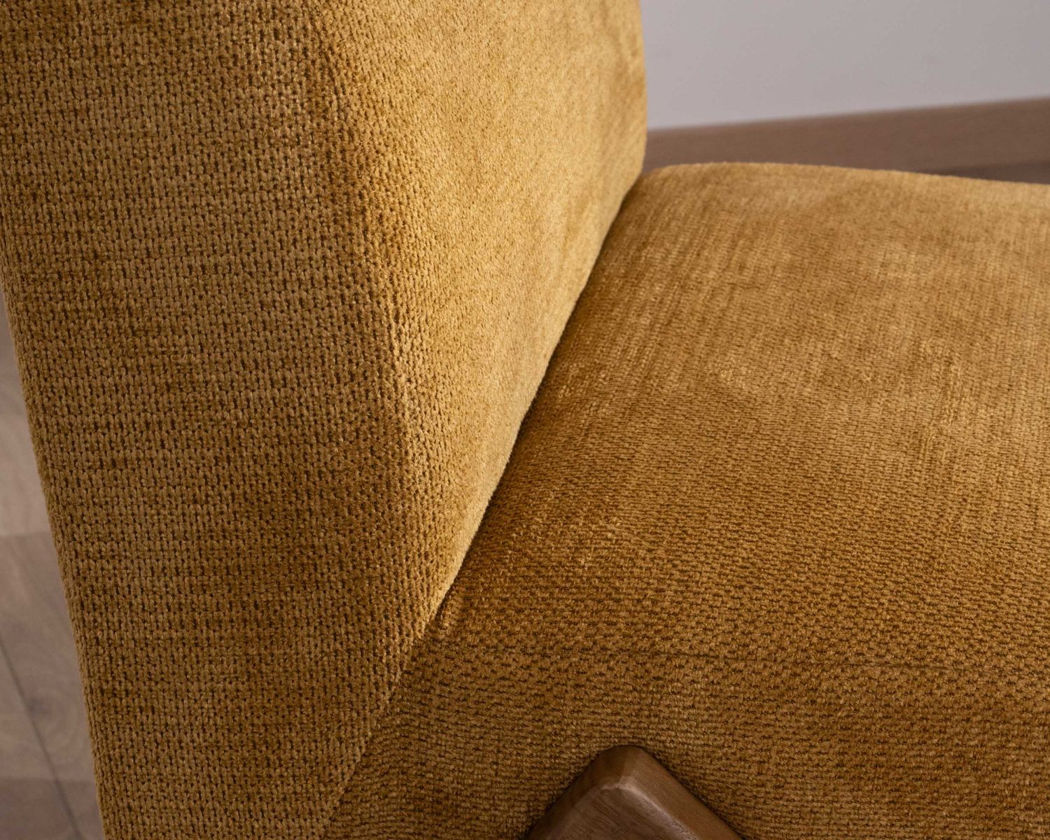 Sillón de estilo vintage con patas en forma de boomerang «Tolga», color amarillo mostaza
