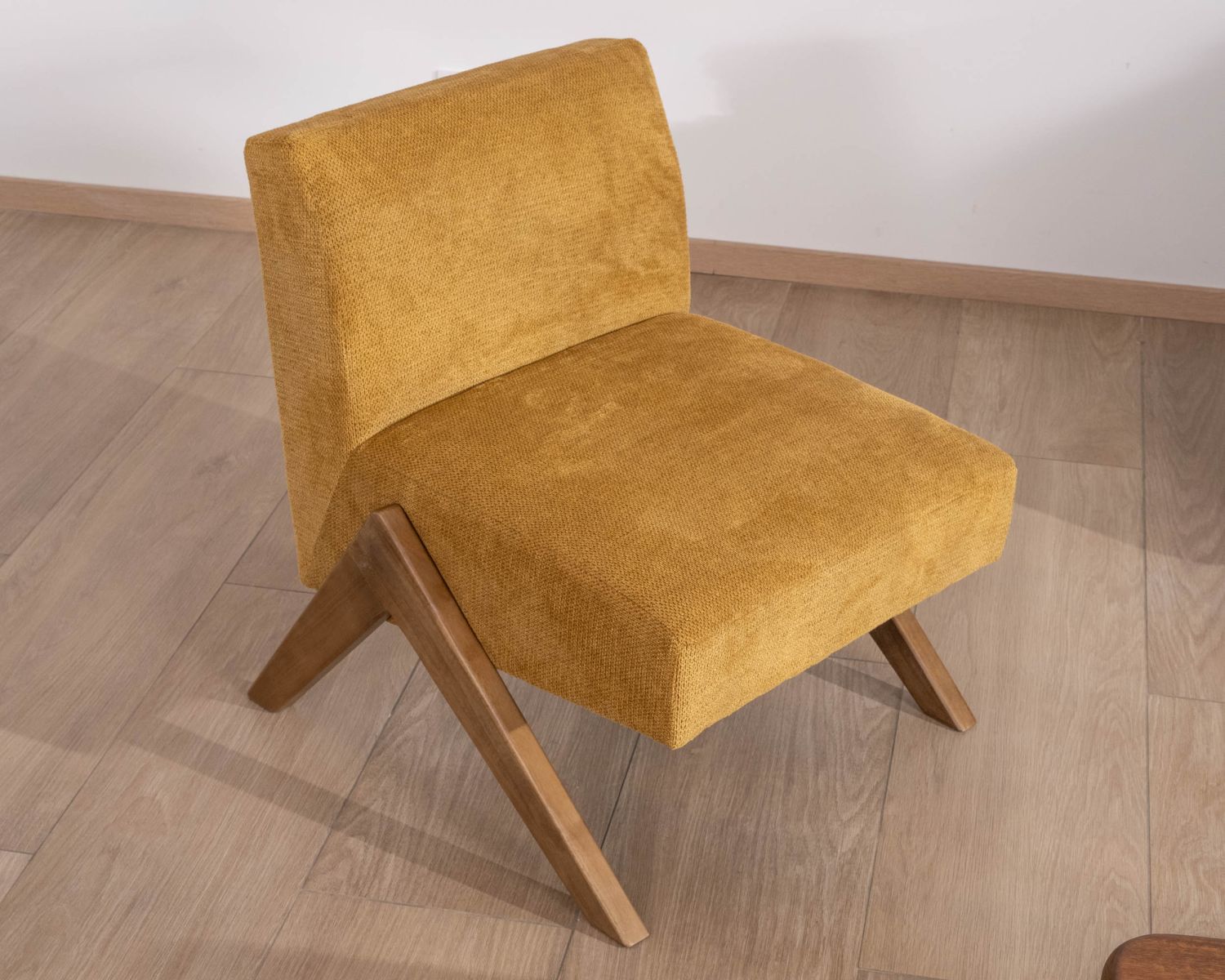 Sillón de estilo vintage con patas en forma de boomerang «Tolga», color amarillo mostaza