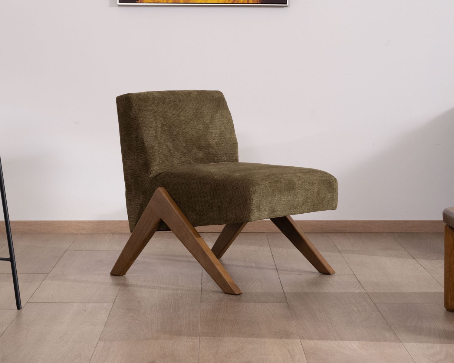 Sillón de estilo vintage en tela verde caqui claro «Tolga», con patas de madera en forma de boomerang