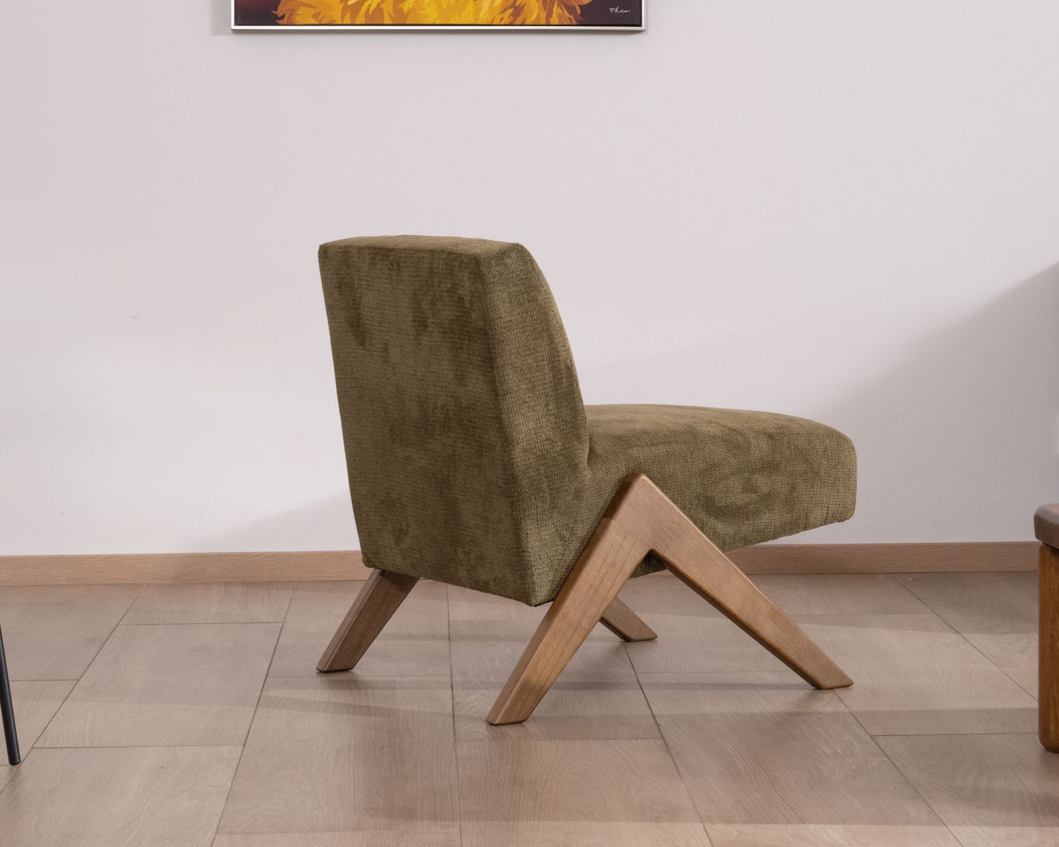 Sillón de estilo vintage en tela verde caqui claro «Tolga», con patas de madera en forma de boomerang