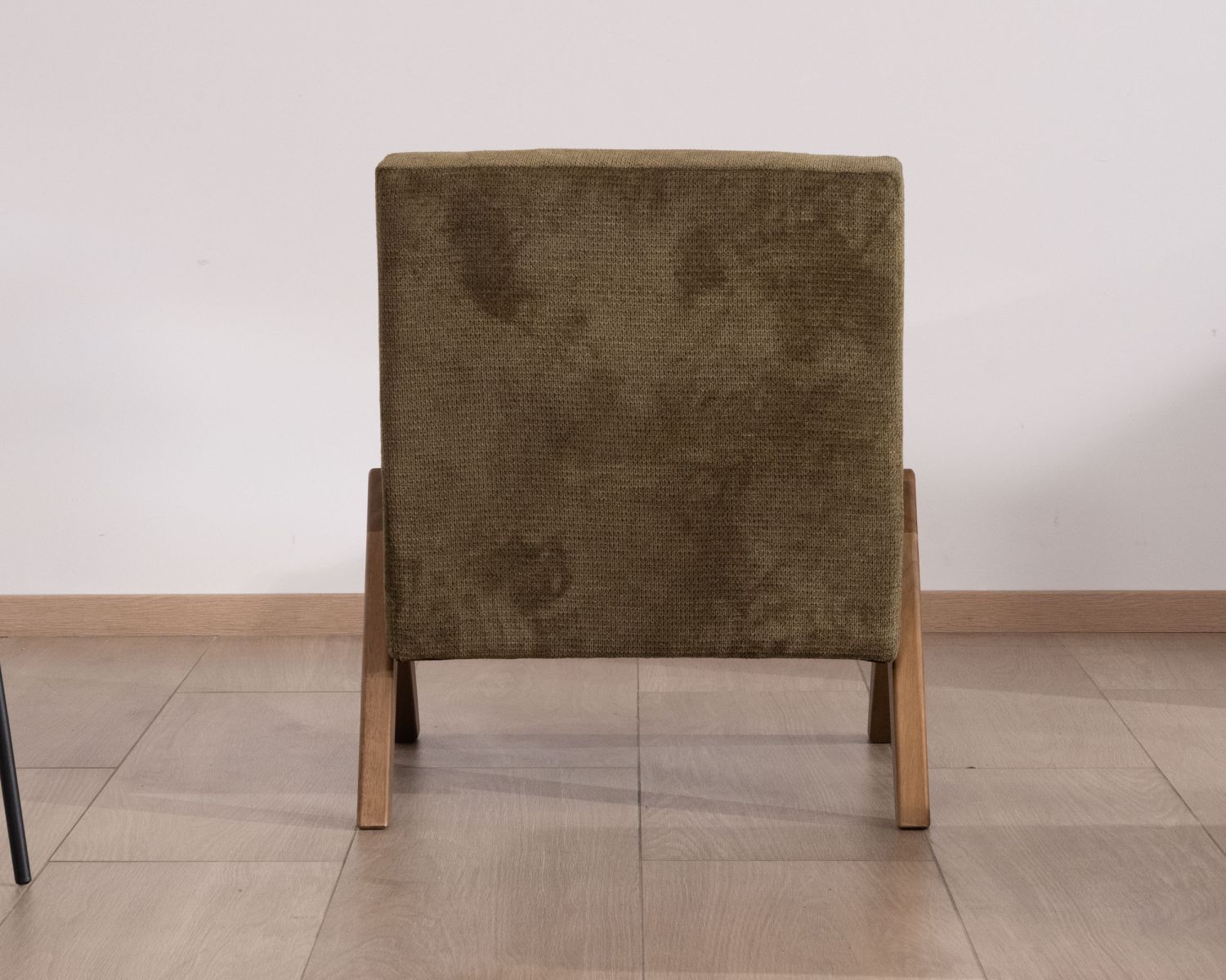 Sillón de estilo vintage en tela verde caqui claro «Tolga», con patas de madera en forma de boomerang