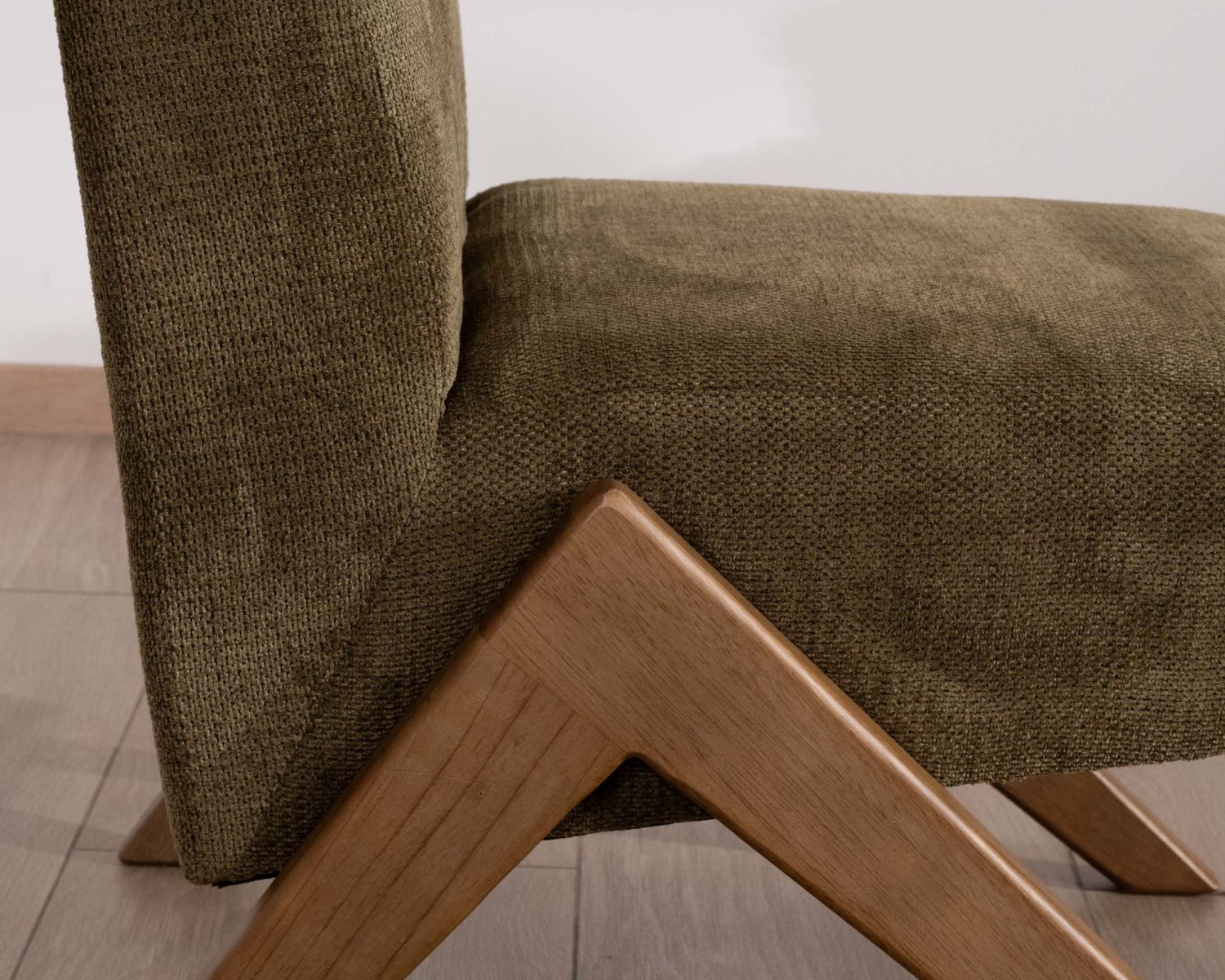 Sillón de estilo vintage en tela verde caqui claro «Tolga», con patas de madera en forma de boomerang