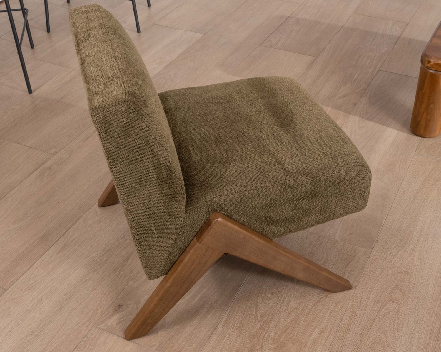 Sillón de estilo vintage en tela verde caqui claro «Tolga», con patas de madera en forma de boomerang