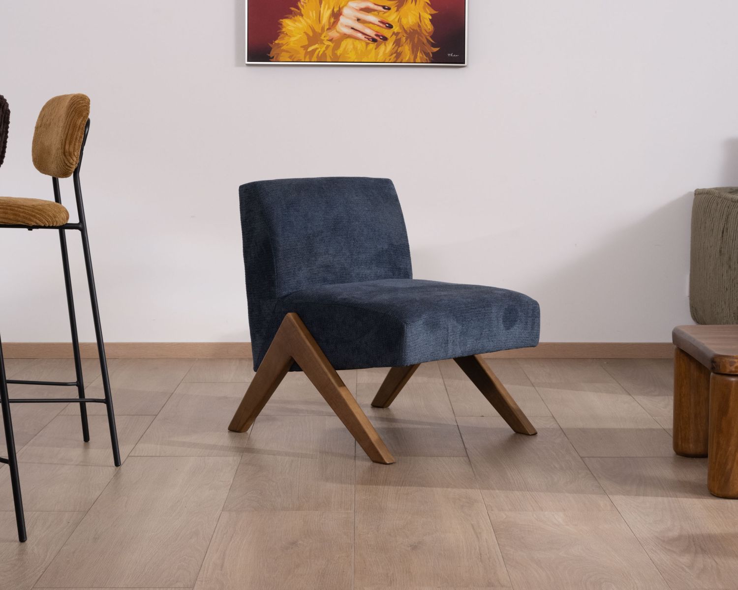 Sillón retro de tela azul oscuro con patas de madera en forma de boomerang «Tolga»