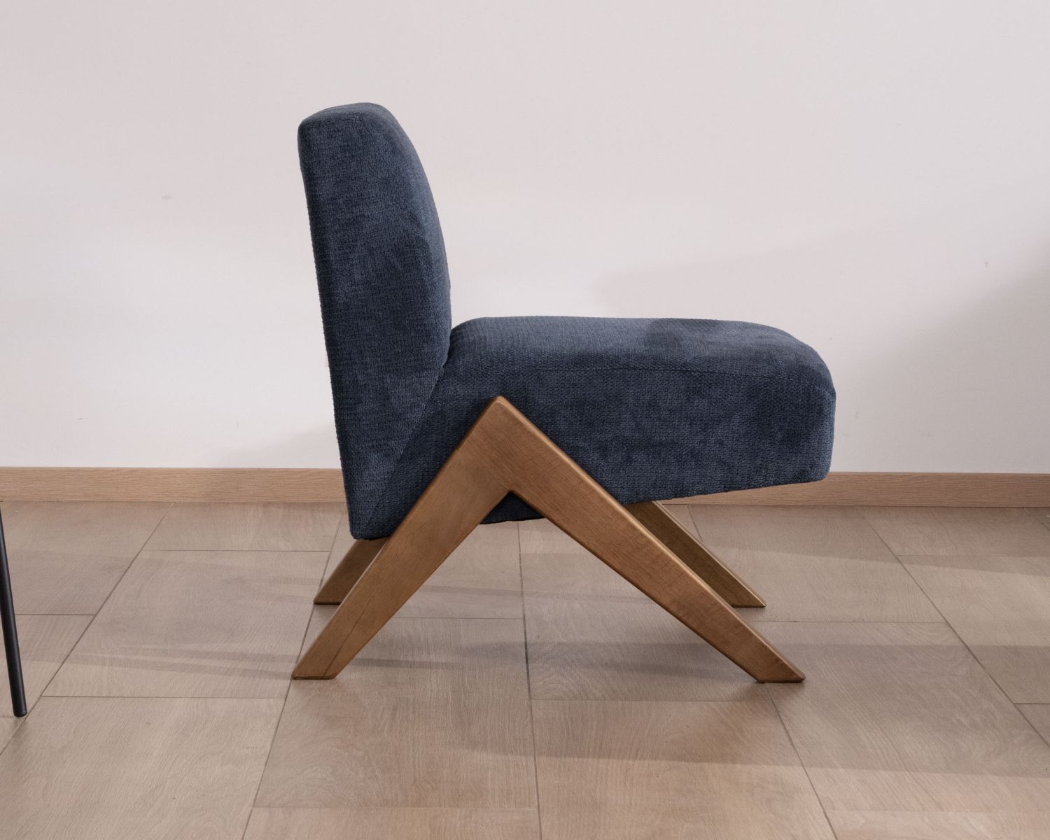 Sillón retro de tela azul oscuro con patas de madera en forma de boomerang «Tolga»