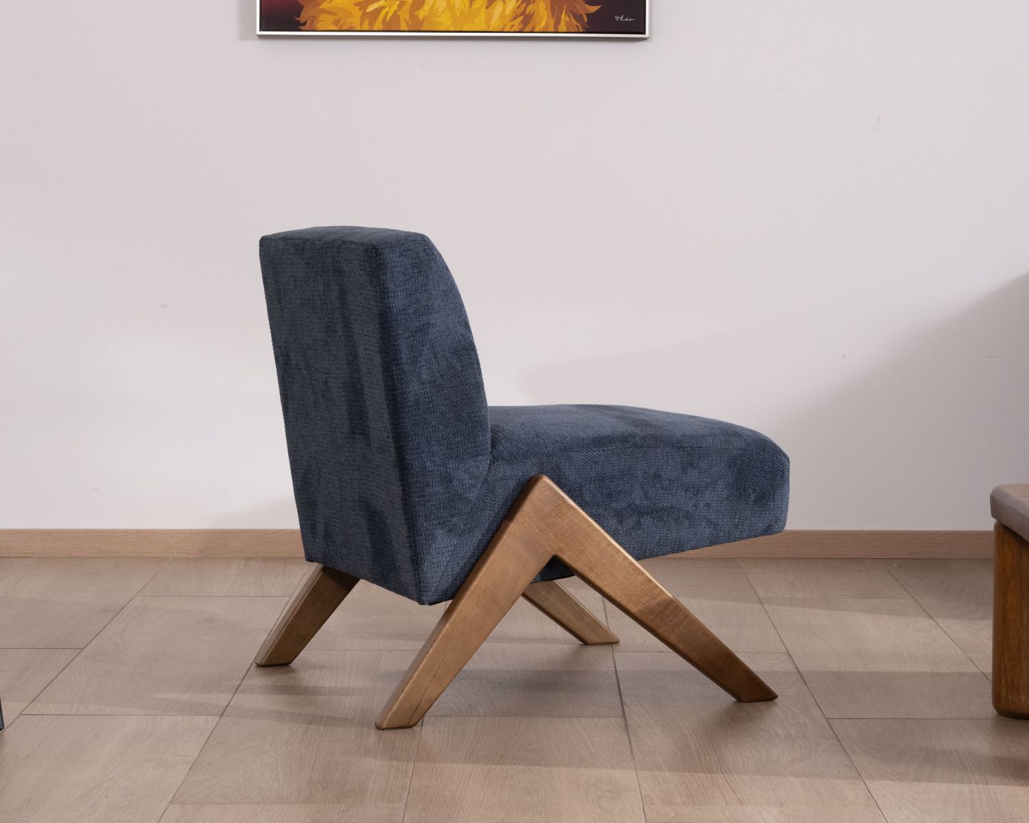 Sillón retro de tela azul oscuro con patas de madera en forma de boomerang «Tolga»
