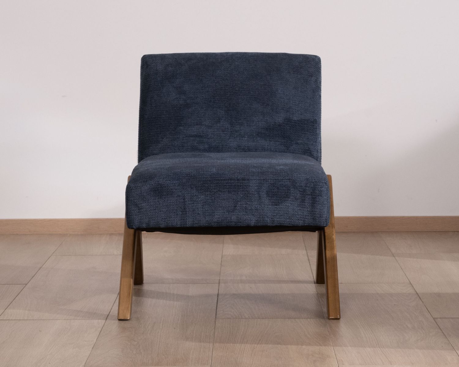 Sillón retro de tela azul oscuro con patas de madera en forma de boomerang «Tolga»