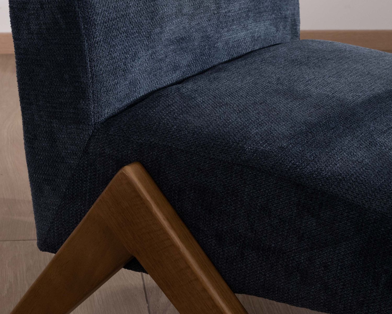 Sillón retro de tela azul oscuro con patas de madera en forma de boomerang «Tolga»