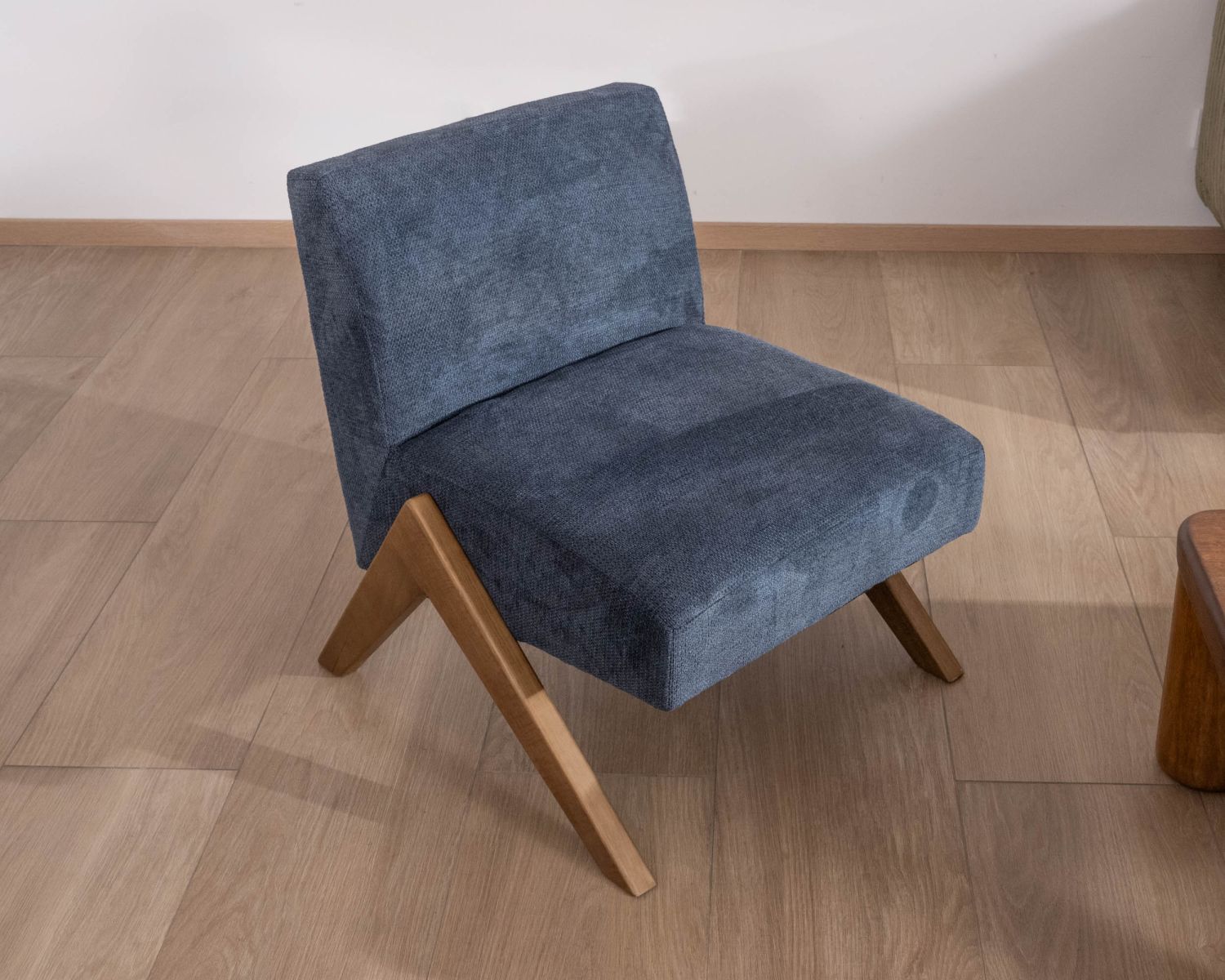 Sillón retro de tela azul oscuro con patas de madera en forma de boomerang «Tolga»