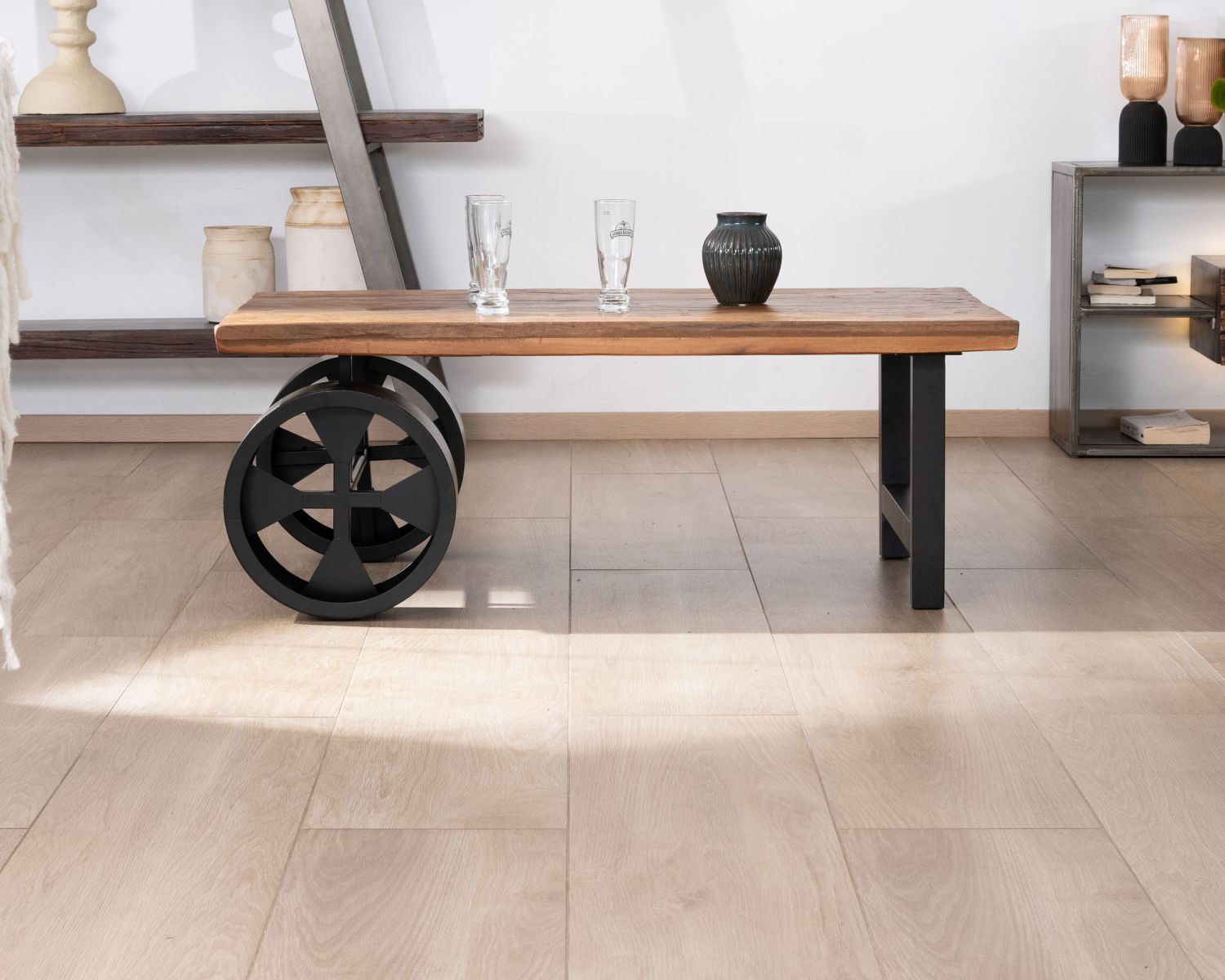 Mesa de centro de madera reciclada con ruedas metálicas «Carriola»