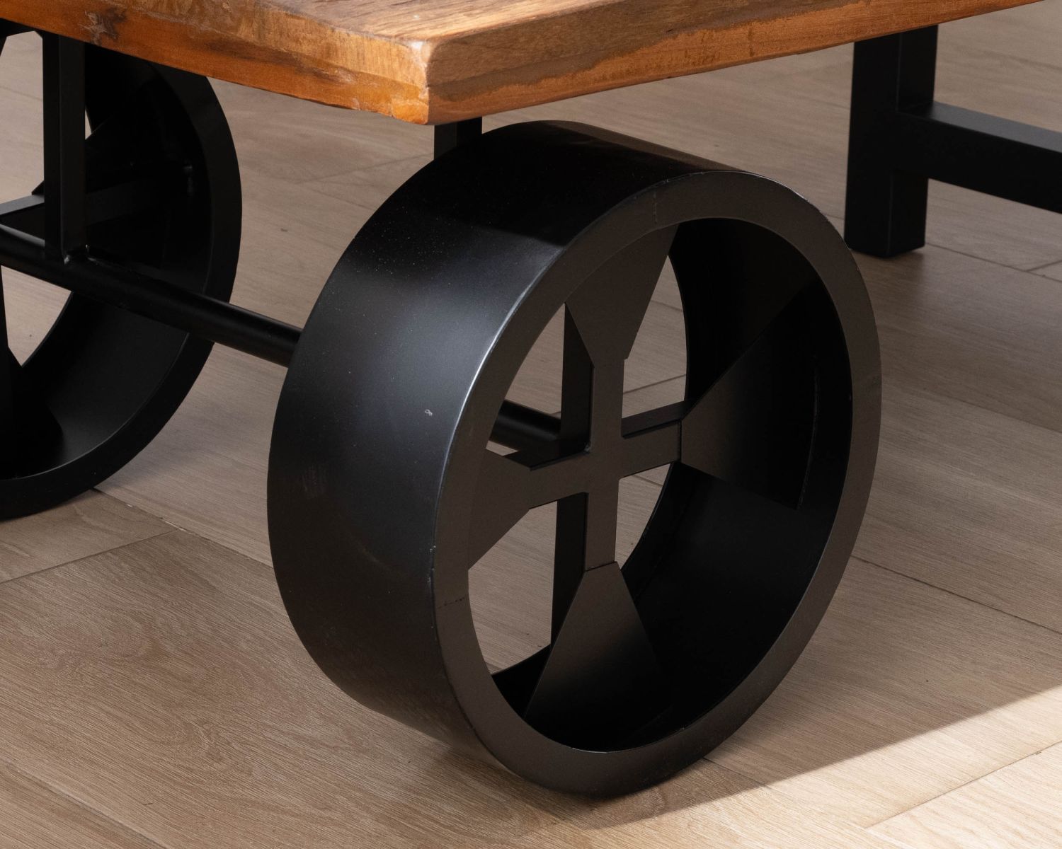 Mesa de centro de madera reciclada con ruedas metálicas «Carriola»