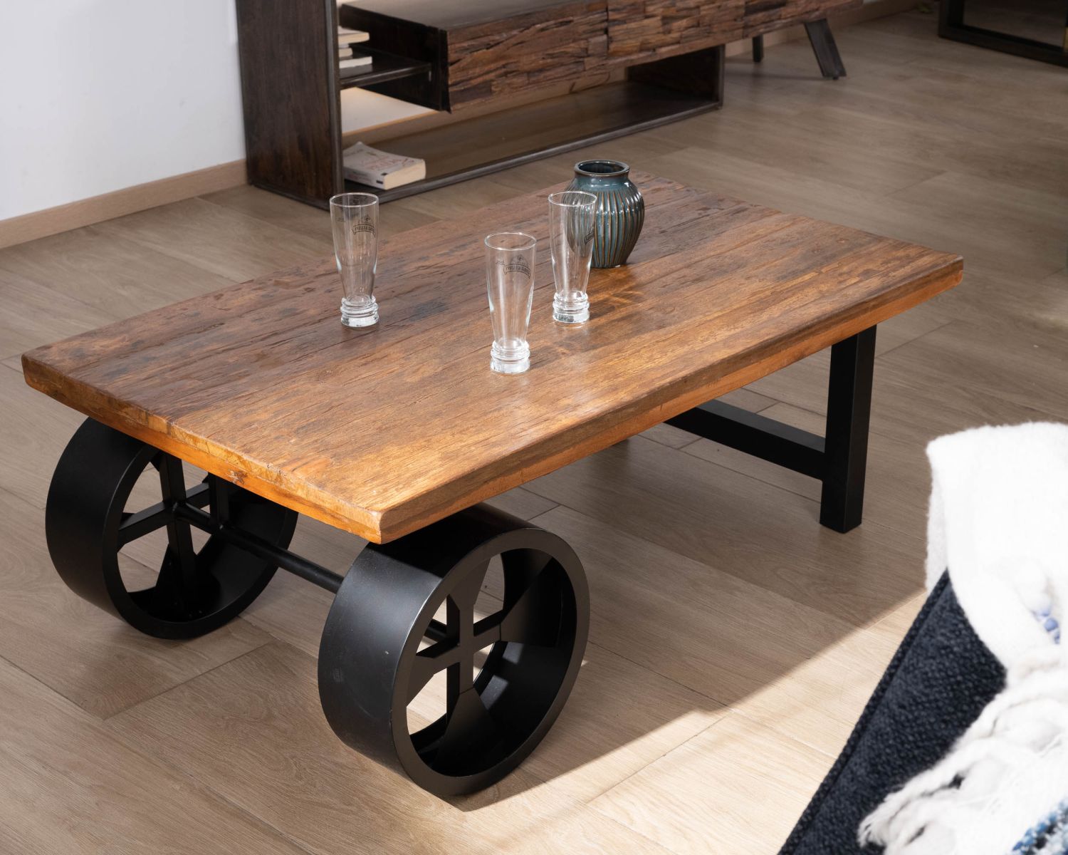 Mesa de centro de madera reciclada con ruedas metálicas «Carriola»