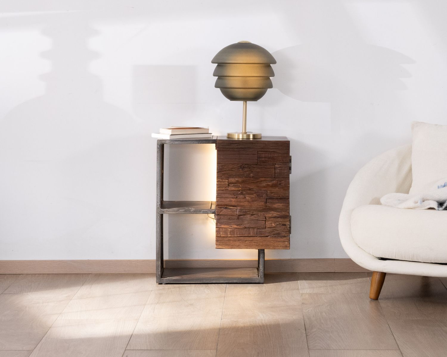 Mesita de noche de diseño asimétrico en acacia y metal «Crescendo»