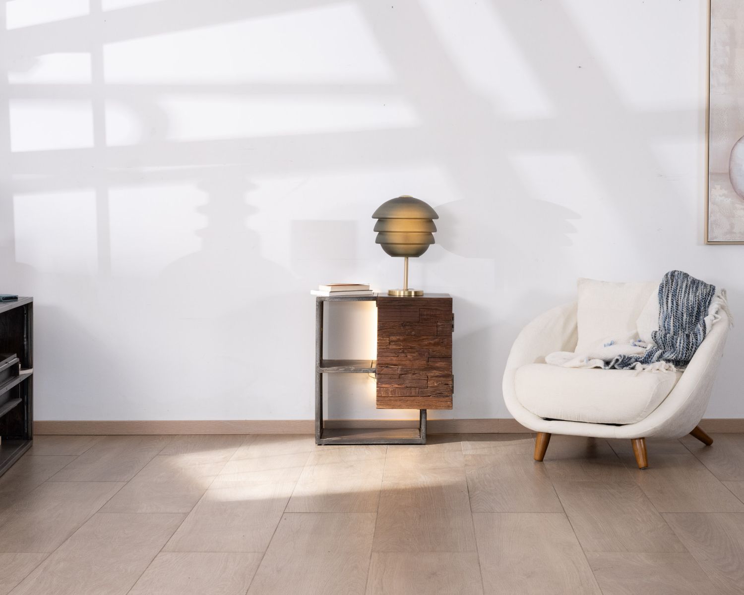 Mesita de noche de diseño asimétrico en acacia y metal «Crescendo»