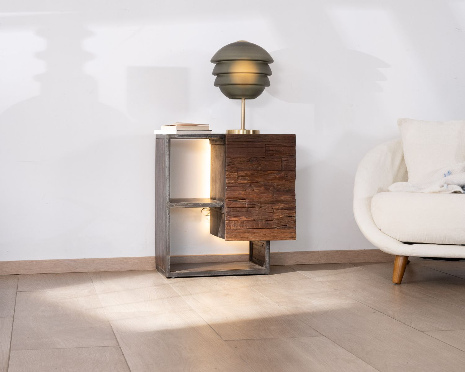 Mesita de noche de diseño asimétrico en acacia y metal «Crescendo»