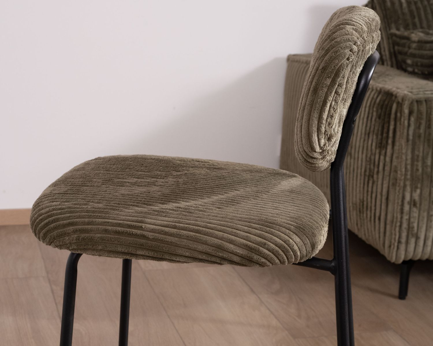 Lote de 4 sillas de bar retro de pana de color caqui y patas de metal negro «Kulmino»