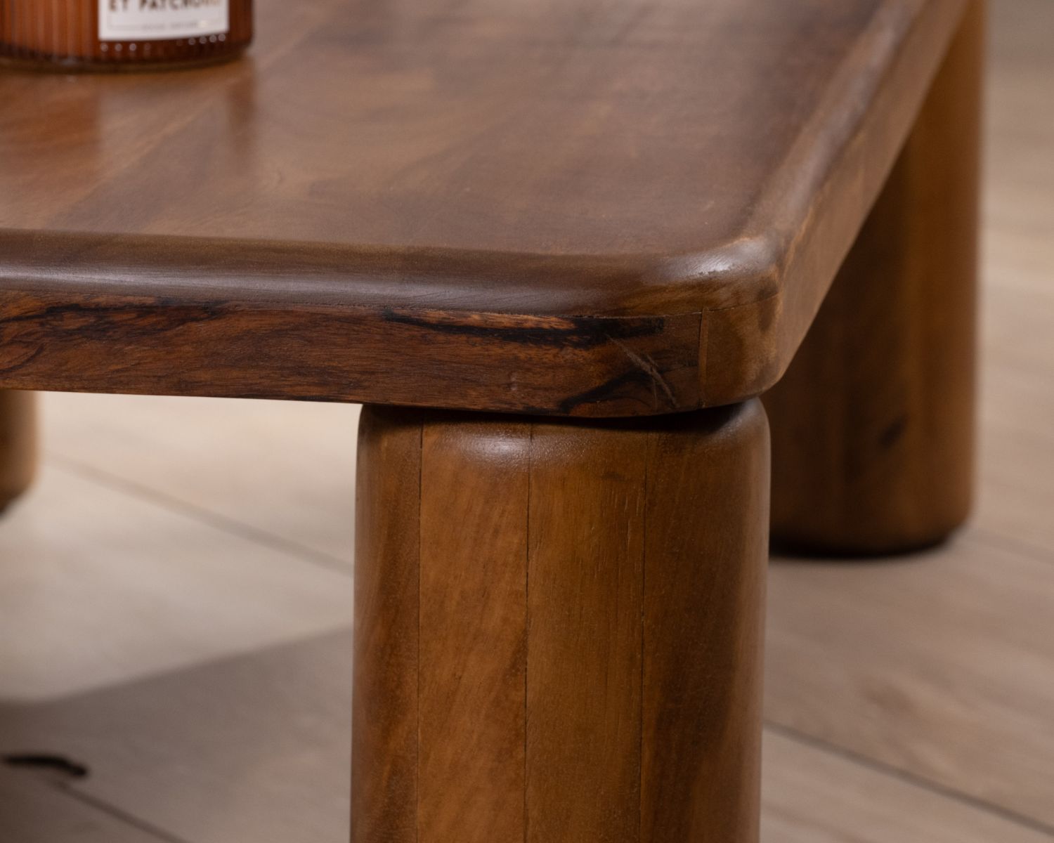 Mesa de centro de diseño minimalista con patas redondas «Padouk» de madera maciza de mango