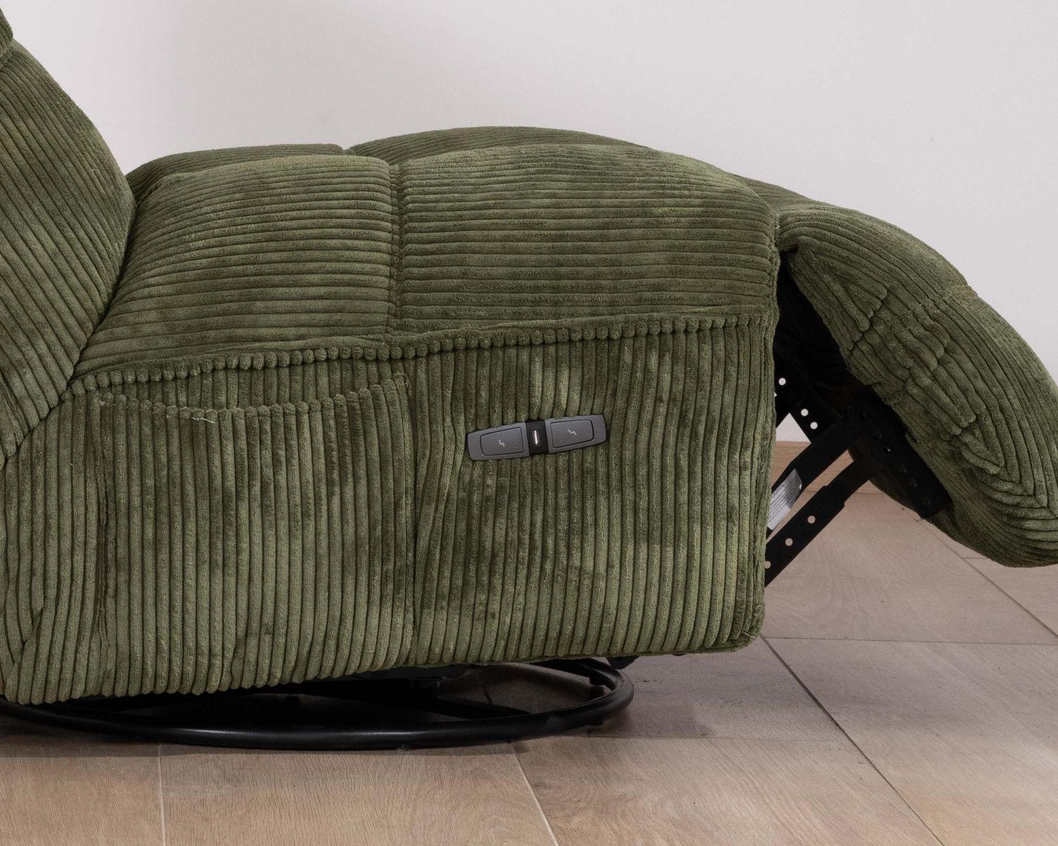 Sillón relax de estilo acogedor en terciopelo acanalado verde «Cascada» con reclinación eléctrica